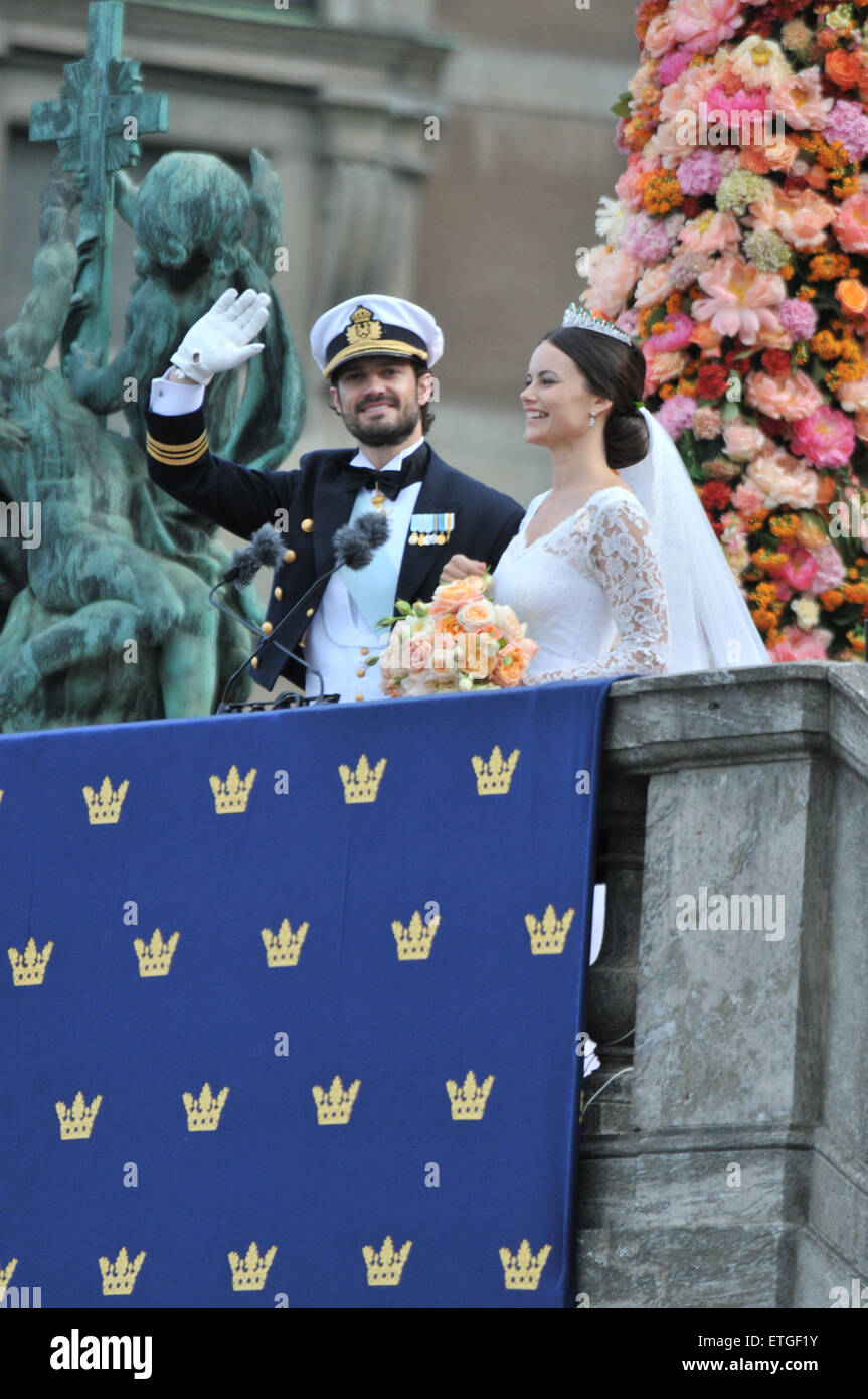 Stockholm, Sweden. 13th June, 2015. Sweden's Prince Carl Philip and Princess Sofia greet the people after their wedding ceremony at Stockholm Palace in Stockholm, Sweden, June 13, 2015. © Rob Schoenbaum/Xinhua/Alamy Live News Stock Photo