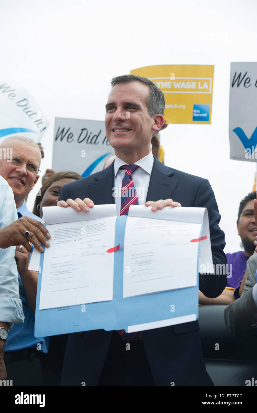 Los Angeles, Los Angeles, USA. 13th June, 2015. Los Angeles Mayor Eric Garcetti shows the city' s new minimum wage ordinance at Martin Luther King Jr. Park, south Los Angeles, on June 13, 2015. Under the new ordinance, the city' s minimum wage will rise to 10.50 U.S. dollars in July 2016 and gradually grow to 15 U.S. dollars an hour by 2020. The city currently follows the state-set minimum wage of 9 U.S. dollars. © Yang Lei/Xinhua/Alamy Live News Stock Photo
