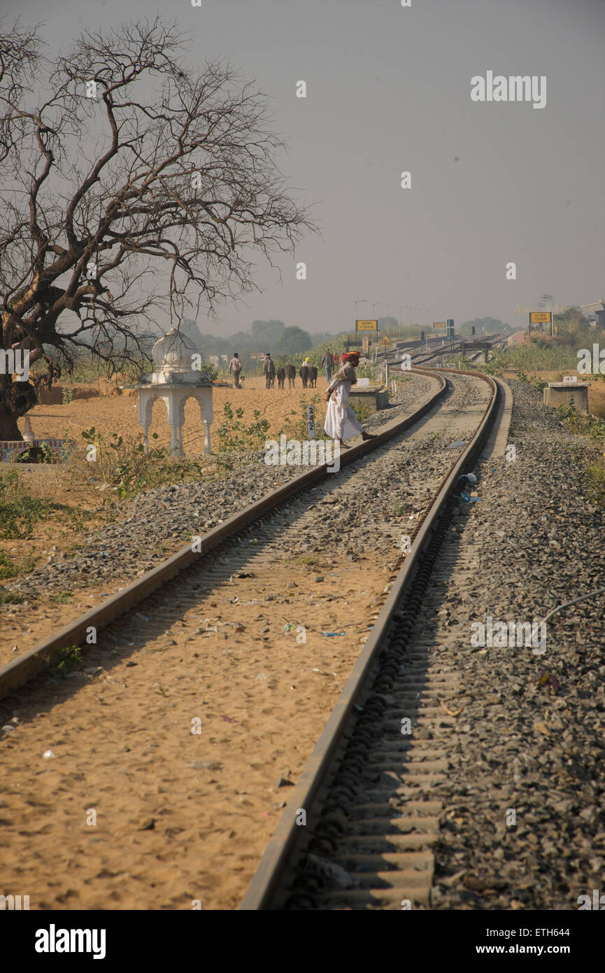 India railway tracks hires stock photography and images Alamy