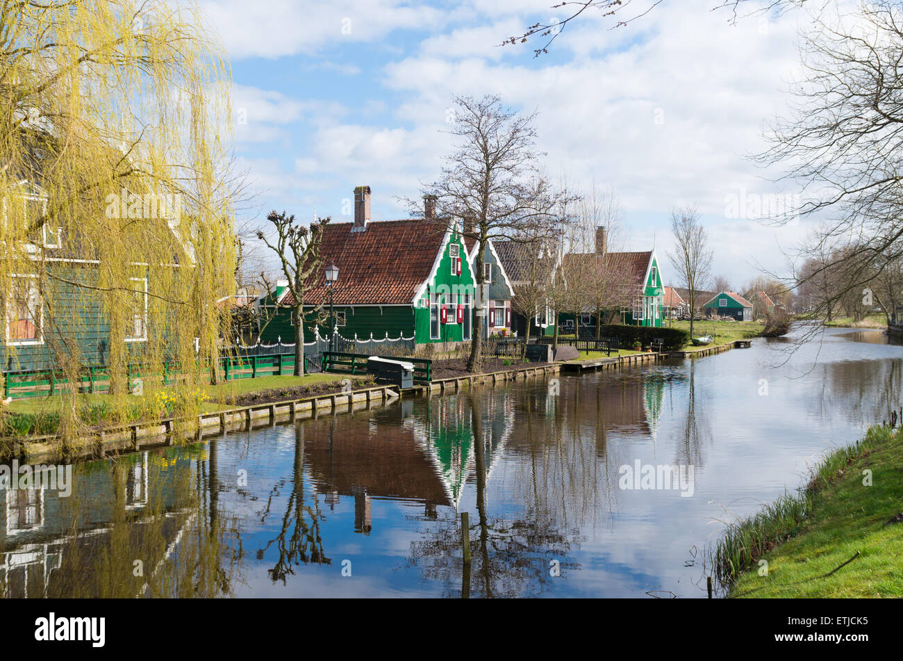 Traditional holland wooden houses hi-res stock photography and images ...