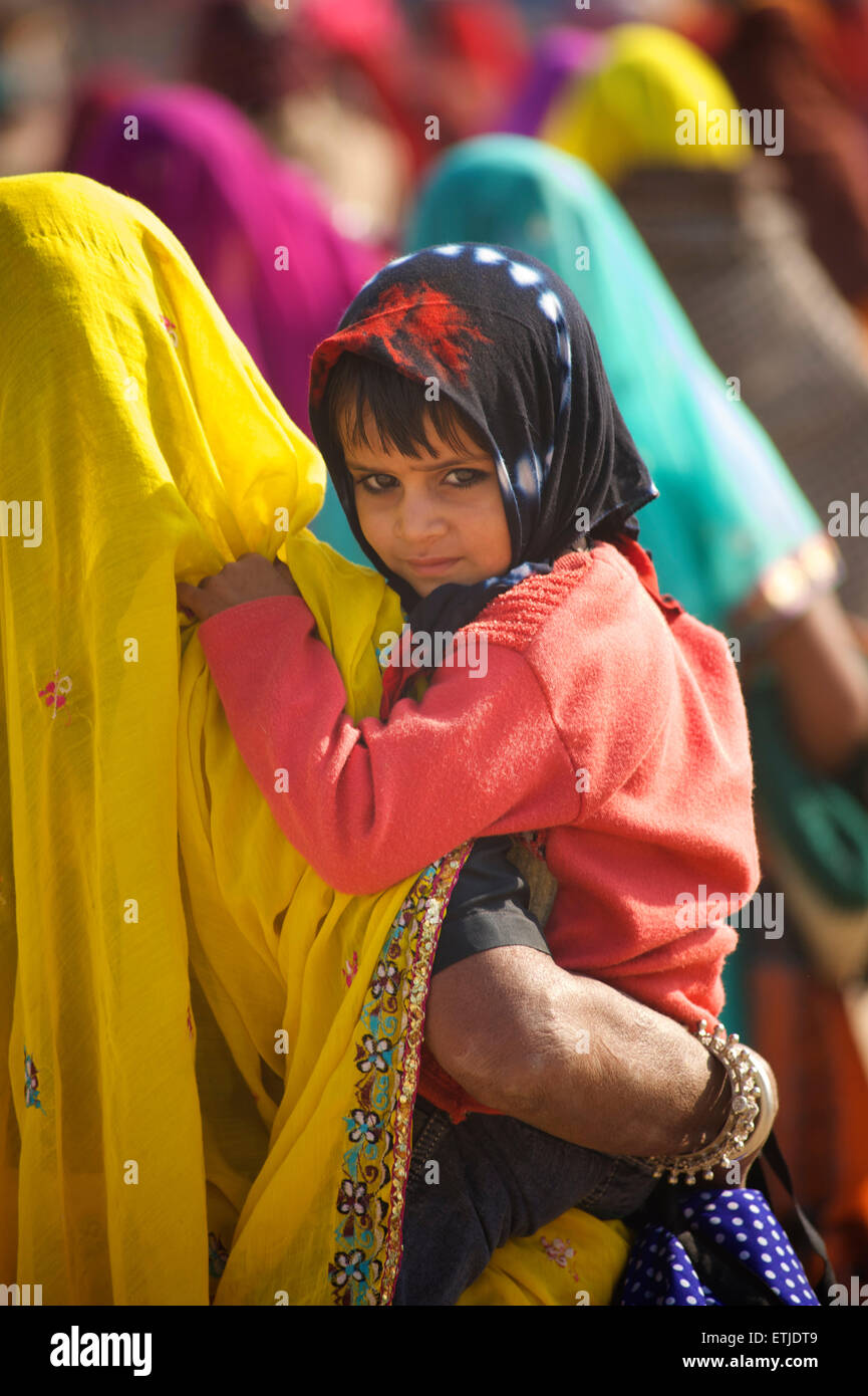 Rajasthani woman carrying child, Pushkar, Rajasthan, India Stock Photo