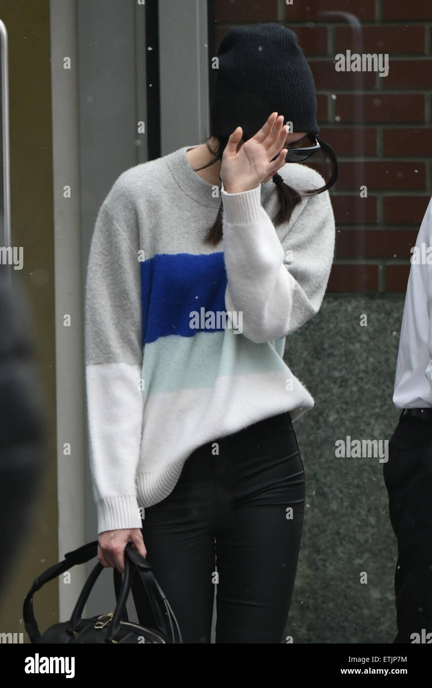 A camera-shy Kendall Jenner braves the snow as she leaves home