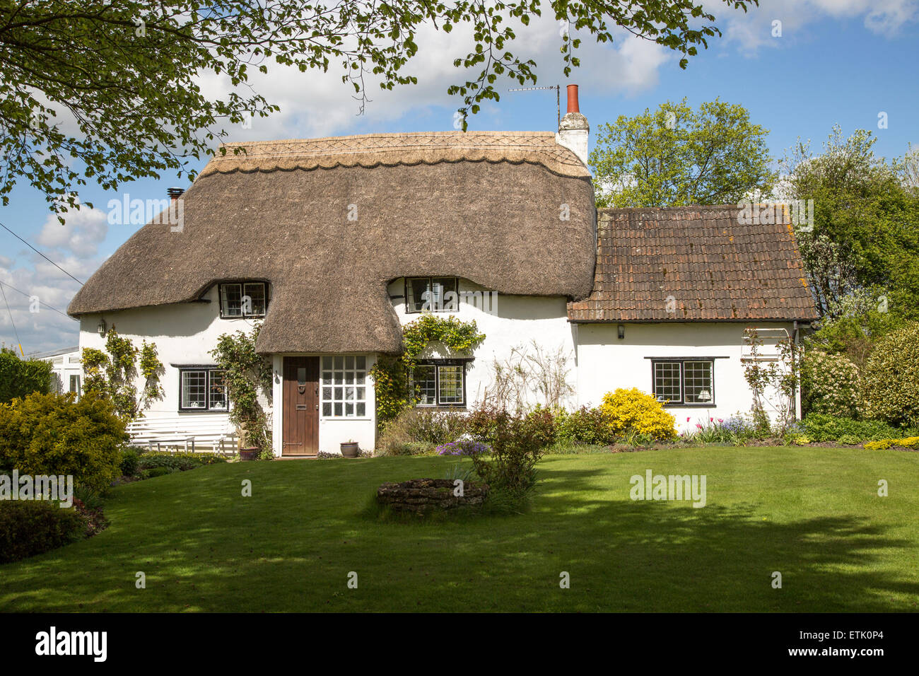 Attractive cottage hi-res stock photography and images - Alamy