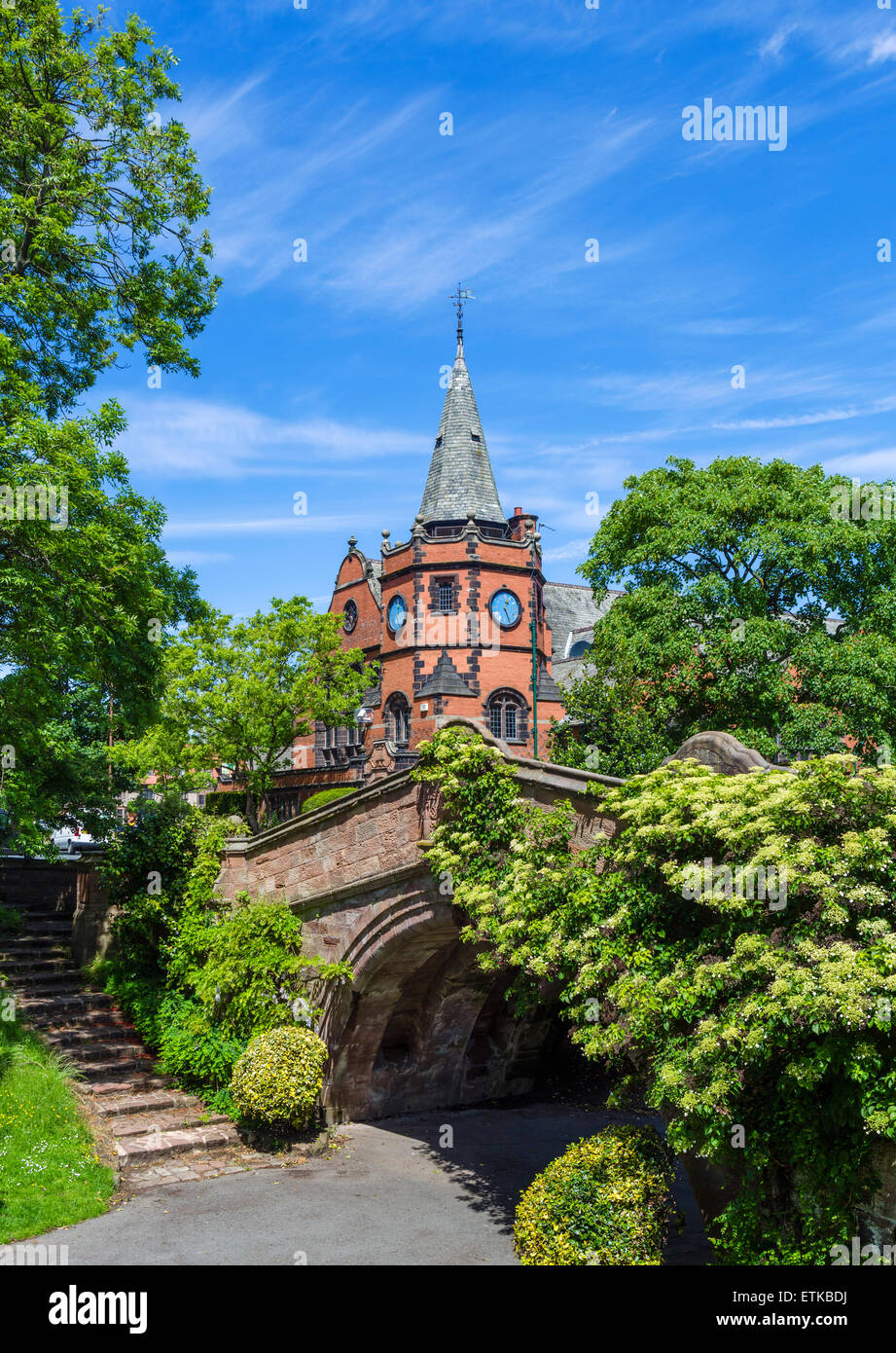 The Dell Bridge with the Lyceum behind in the model village of Port Sunlight, Wirral Peninsula, Merseyside, England, UK Stock Photo