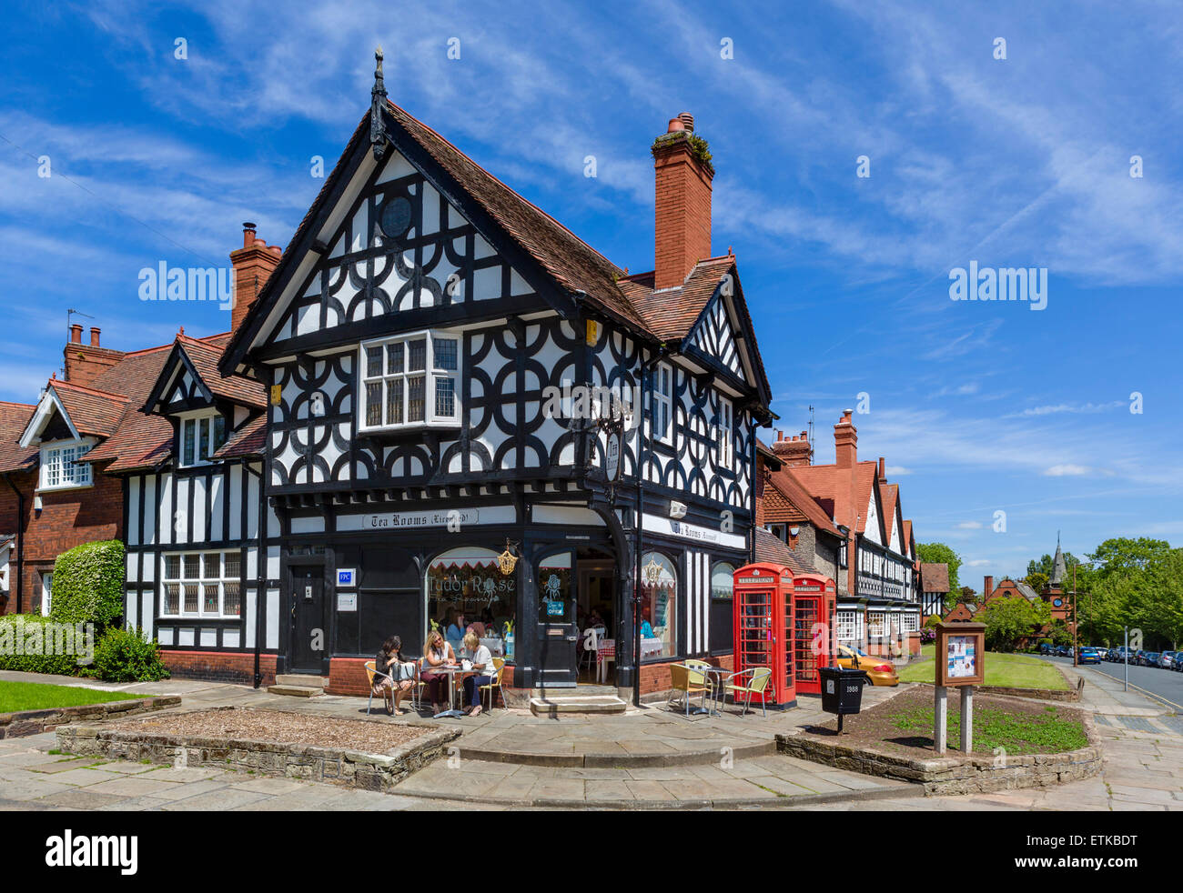 Tudor Rose Tea Rooms and houses in the model village of Port Sunlight, Wirral Peninsula, Merseyside, England, UK Stock Photo