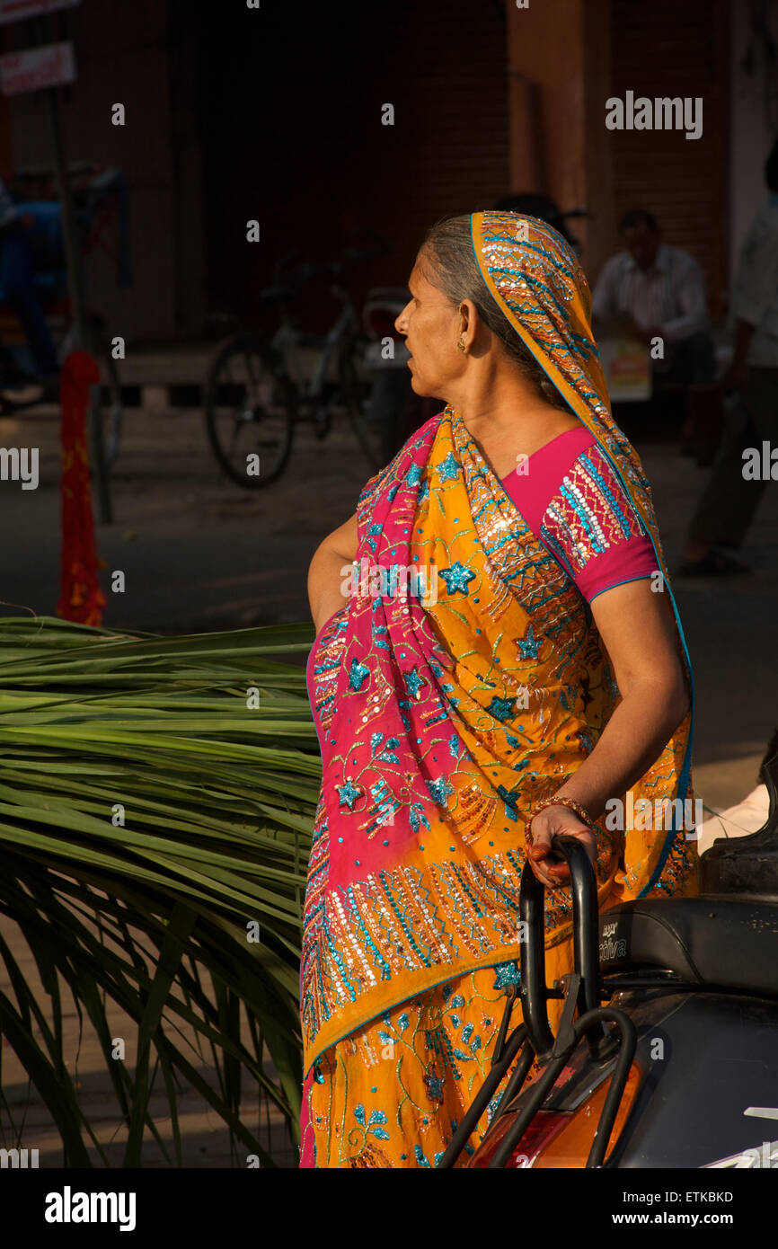 Indian woman wearing a colourful sari, Jaipur, Rajasthan, India Stock ...