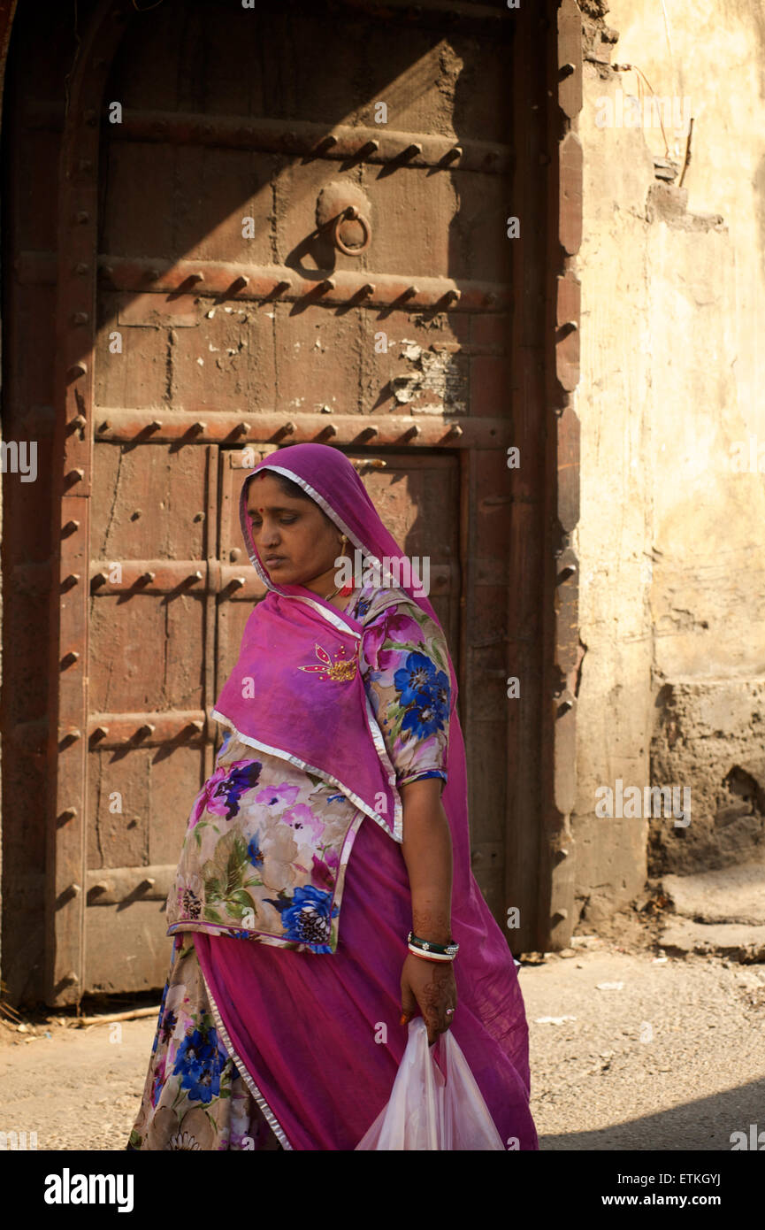 Indian woman in sari walking hi-res stock photography and images - Alamy