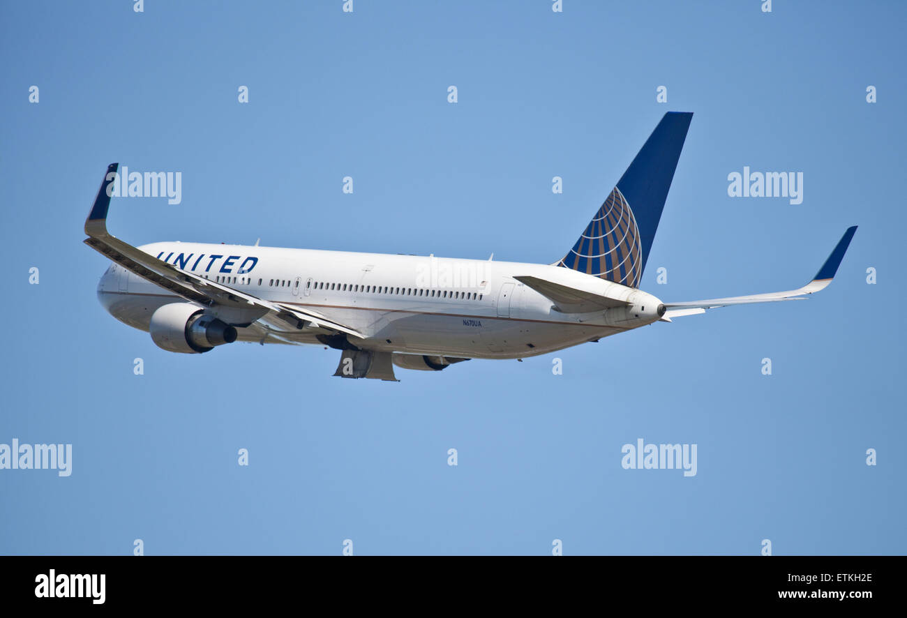 United Airlines Boeing 767 N670UA departing London-Heathrow Airport LHR ...