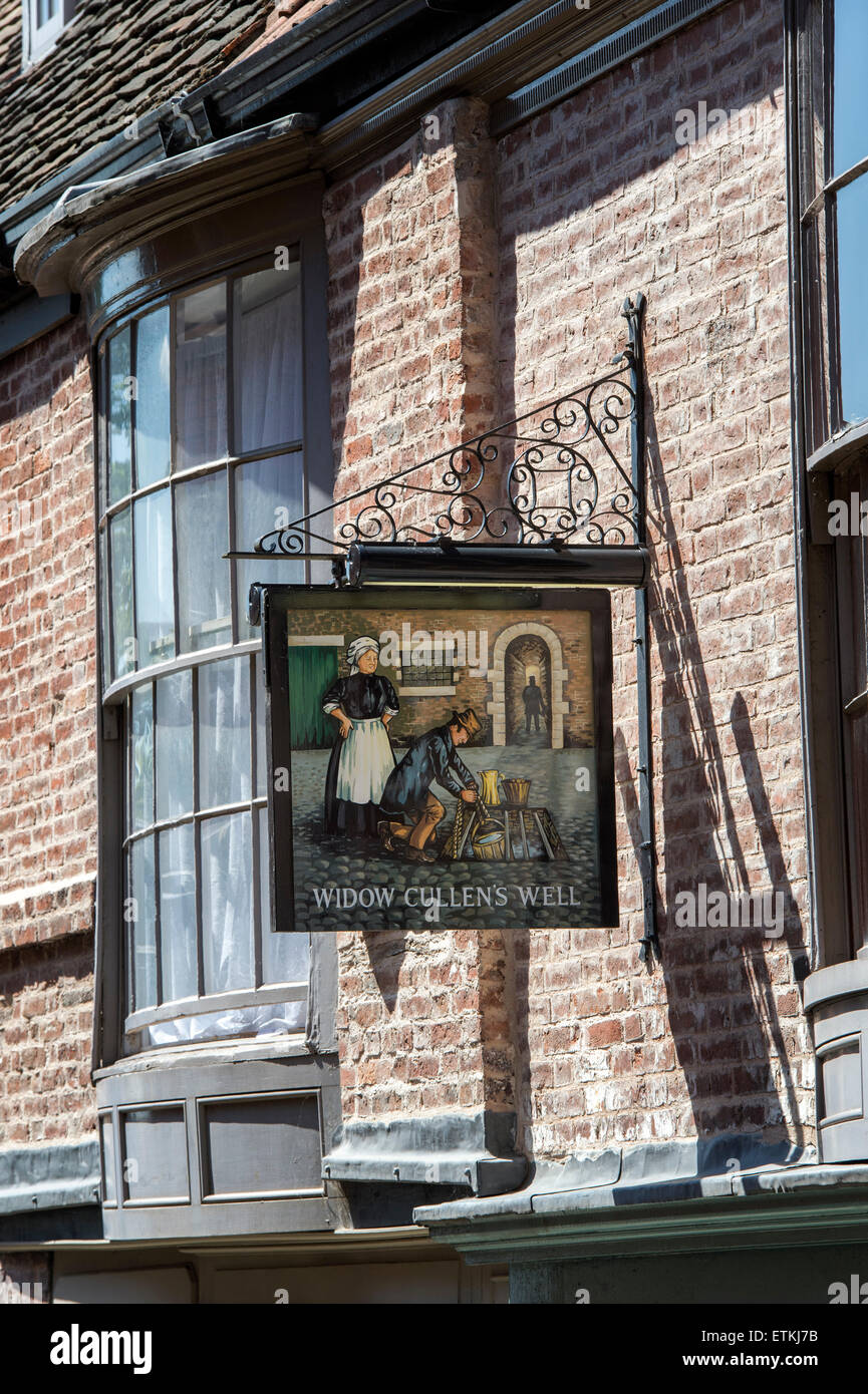 Widow cullens well pub sign, Steep Hill, Lincoln, Lincolnshire, England