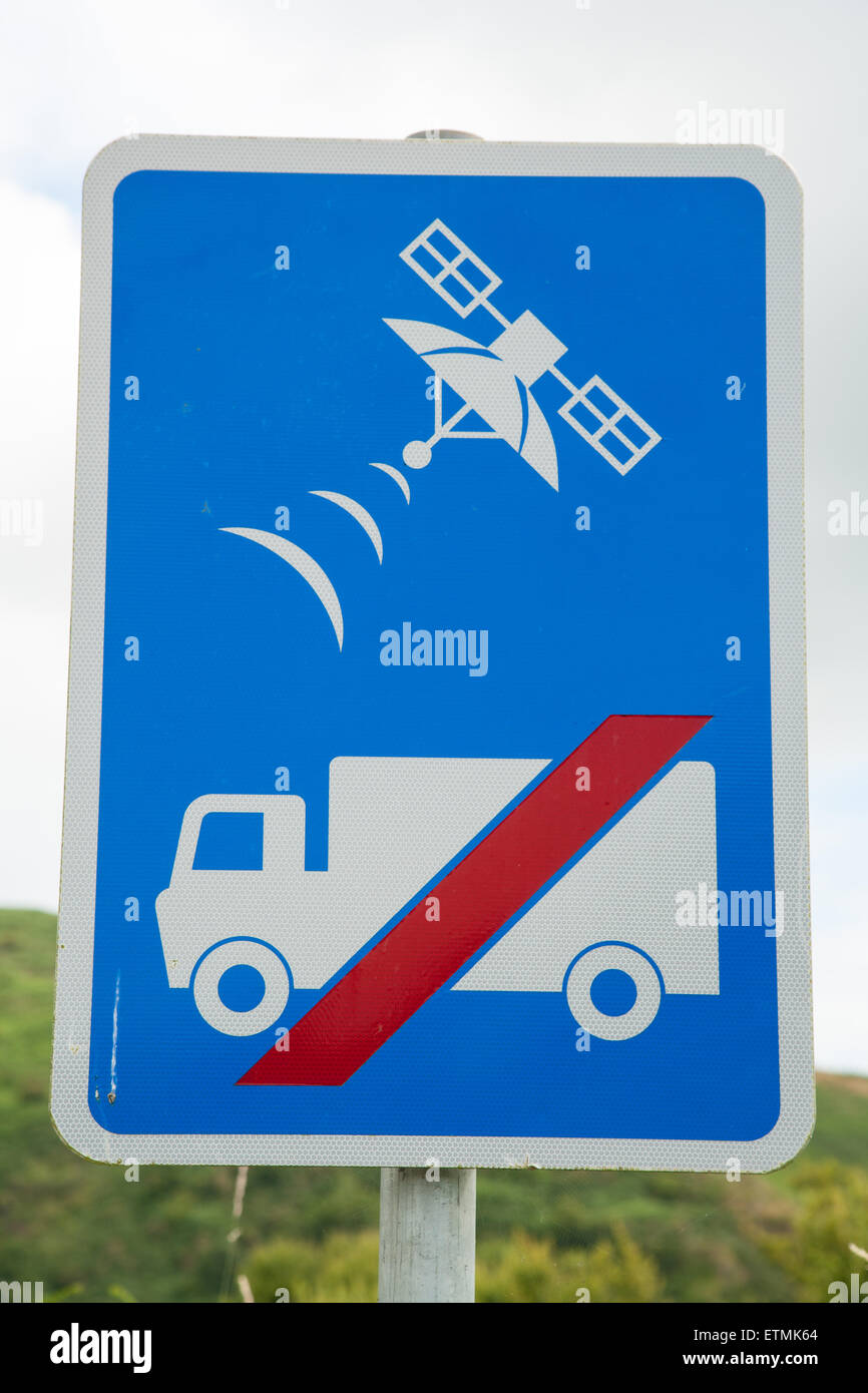 Warning sign for lorry drivers not to follow Sat Nav. Stock Photo