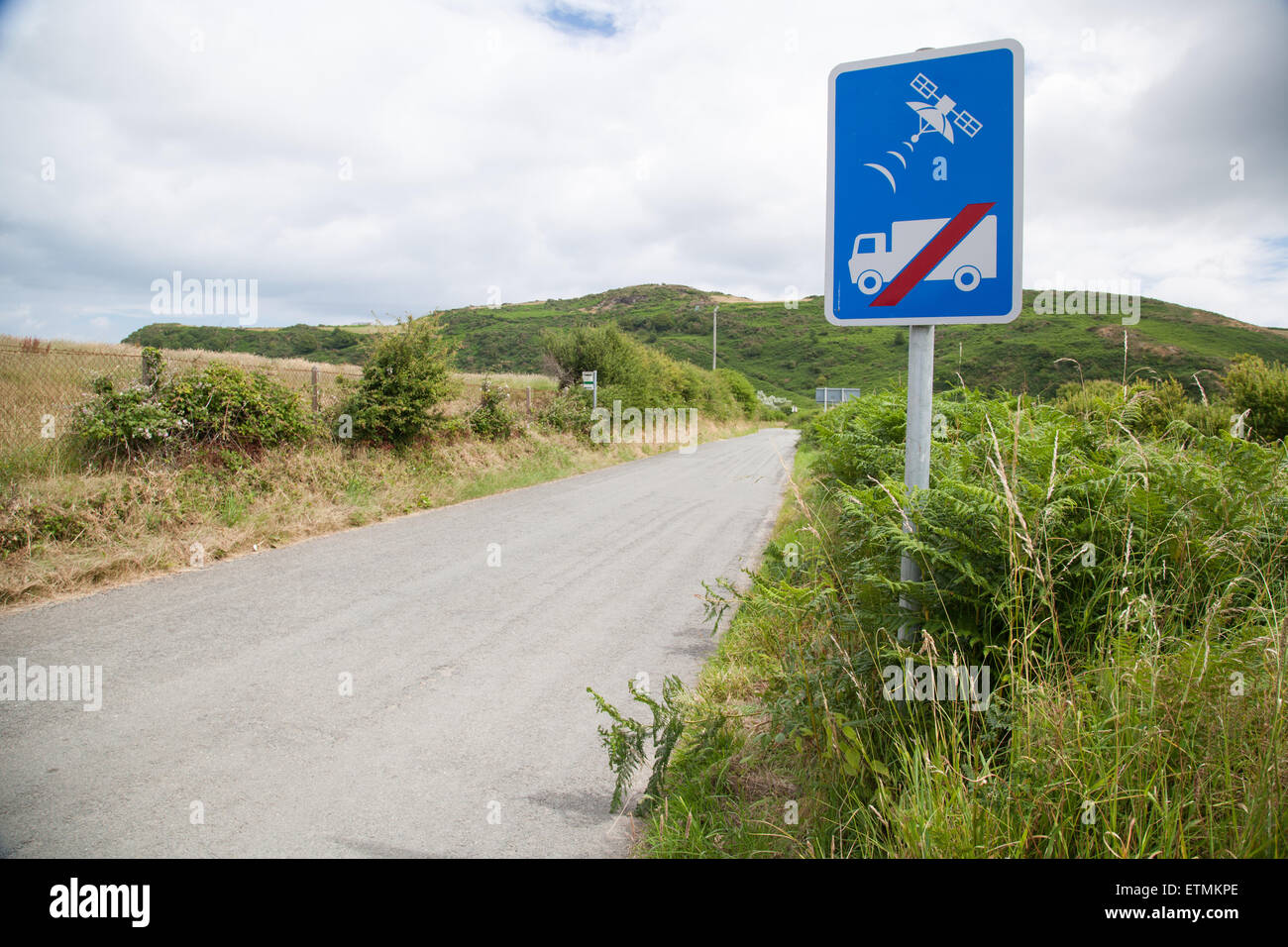 Warning sign for lorry drivers not to follow Sat Nav. Stock Photo