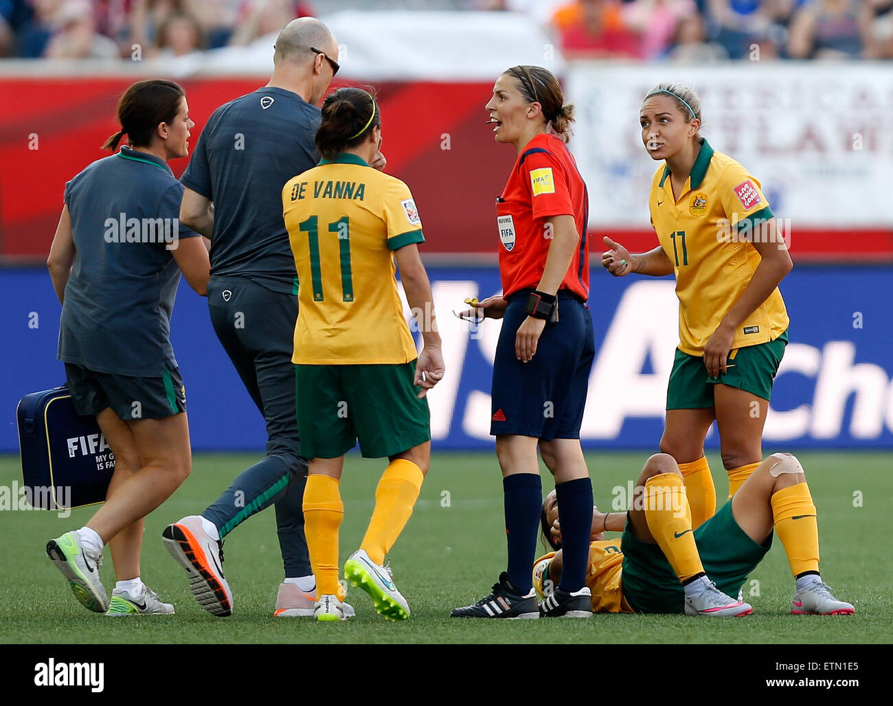 Winnipeg. 12th June, 2015. Photo taken on June 12, 2015 shows Kyah Simon (1st R) of Australia arguing with French referee Stephanie Frappart after her teammate Samantha Kerr (2nd R) gets injured after being elbowed in the face by Nigeria's Ugo Njoku during the Group D match between Australia and Nigeria in Winnipeg, Canada. FIFA confirmed on Sunday that Nigeria's Ugo Njoku has been banned for three games and fined CHF 3000 for elbowing Australian Samantha Kerr in the face during a clash at the Women's World Cup. © Wang Lili/Xinhua/Alamy Live News Stock Photo