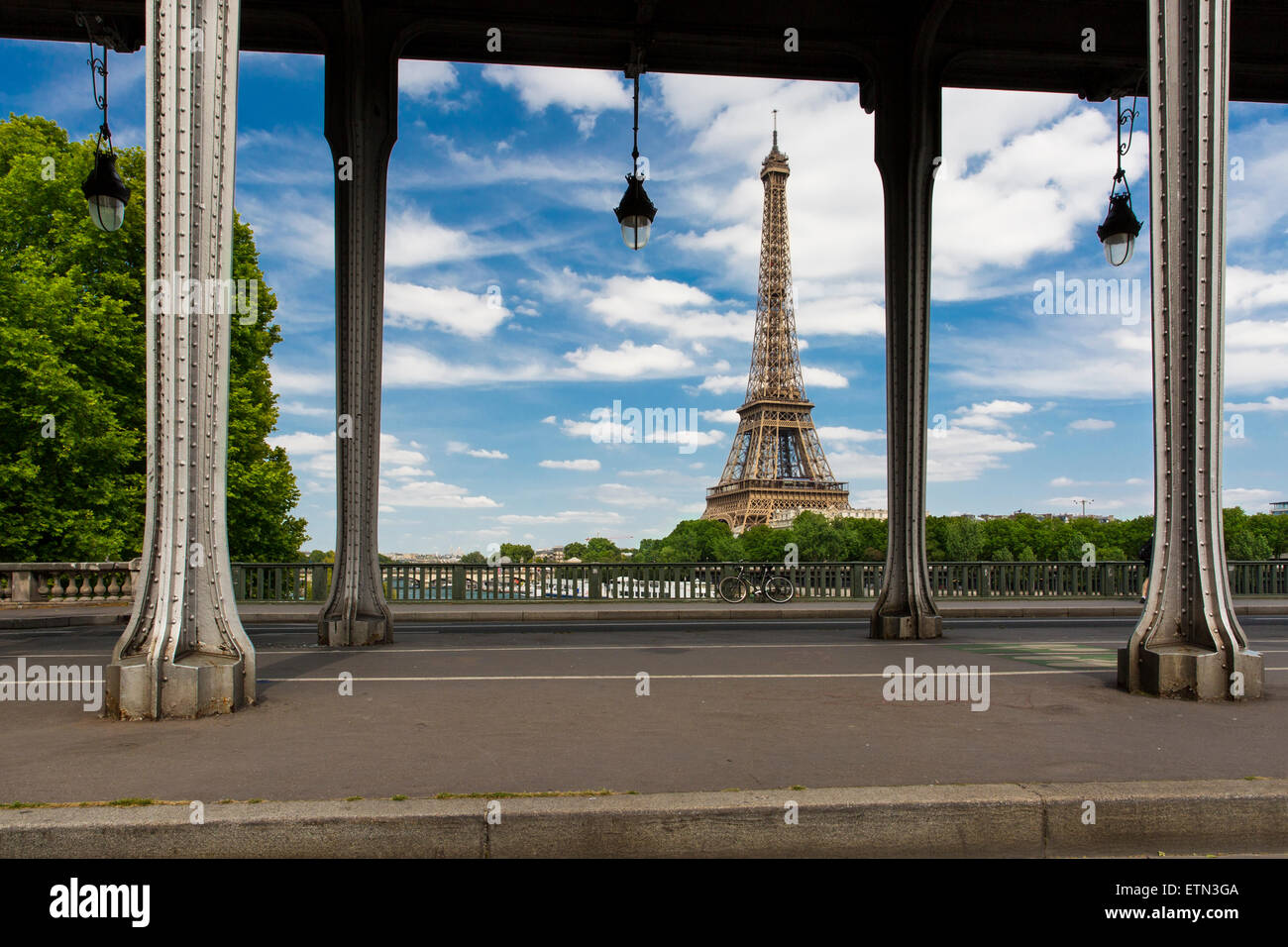 Afternoon sunlight on Pont Bir Hakeim and Eiffel Tower, Paris, France Stock Photo