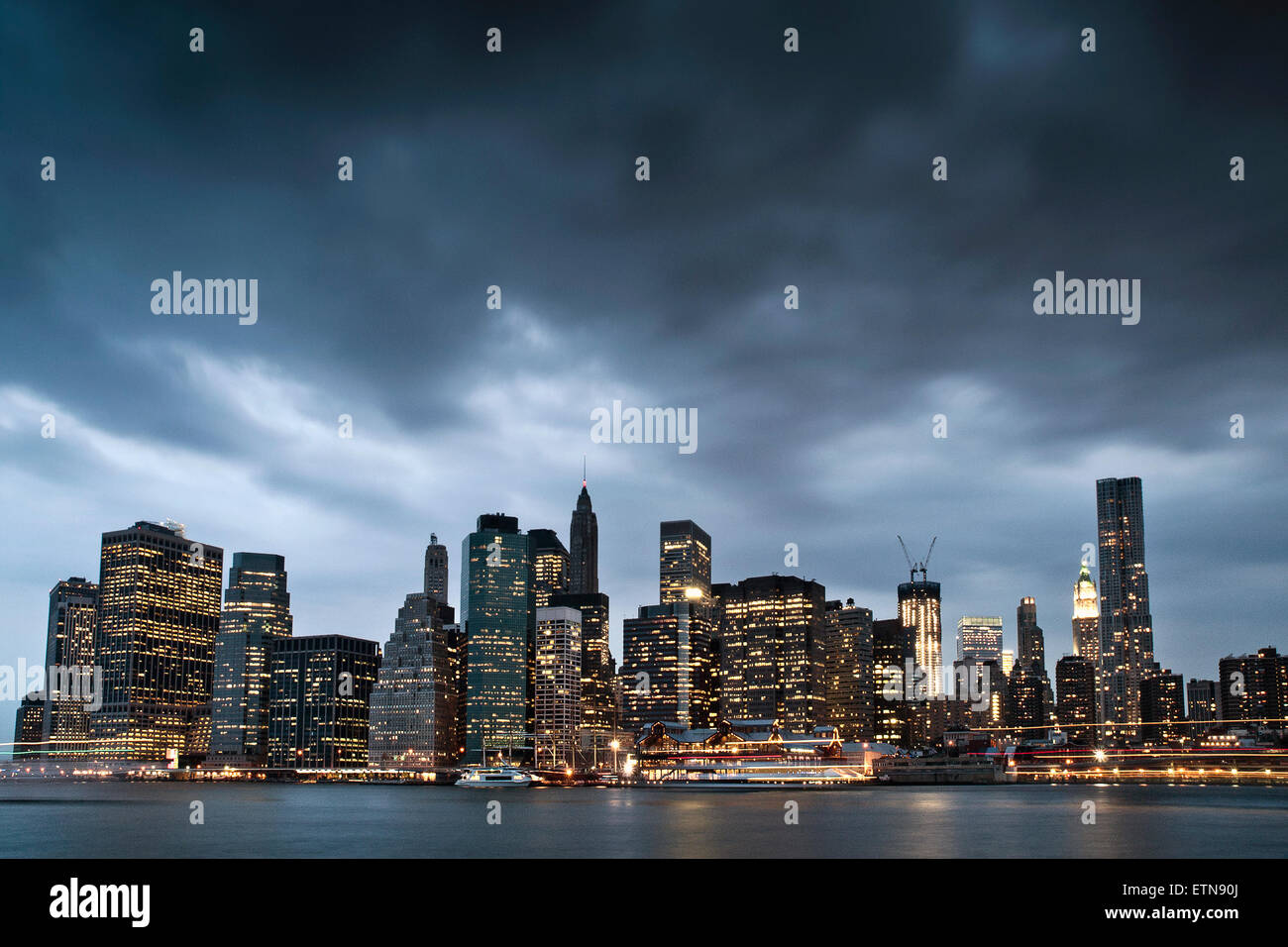 Manhattan skyline at night in new york hi-res stock photography and ...