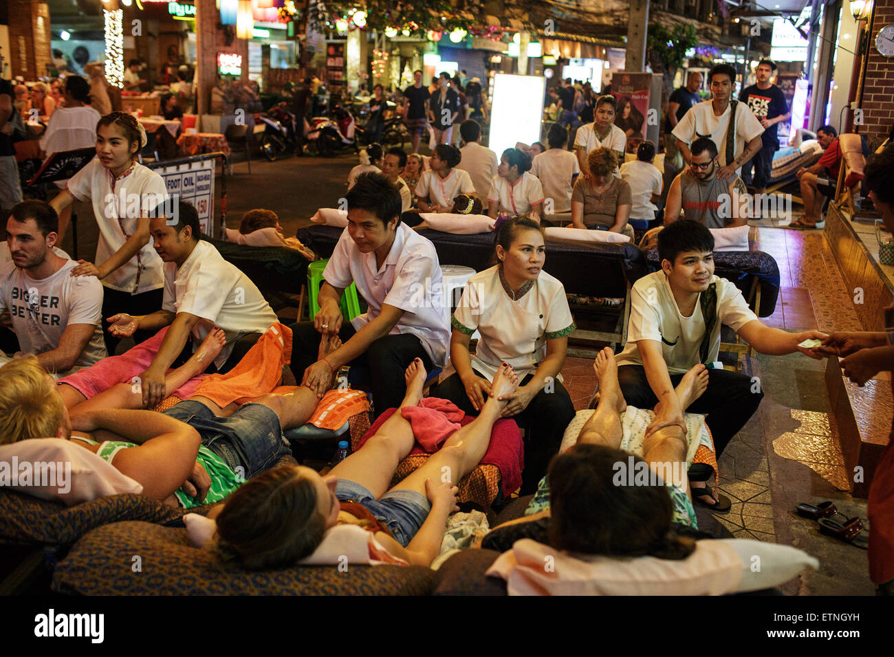 Бангкок люди. Тайский массаж в Тайланде. Массажи Тайланд уличный. Массаж стоп в Таиланде на улицах.