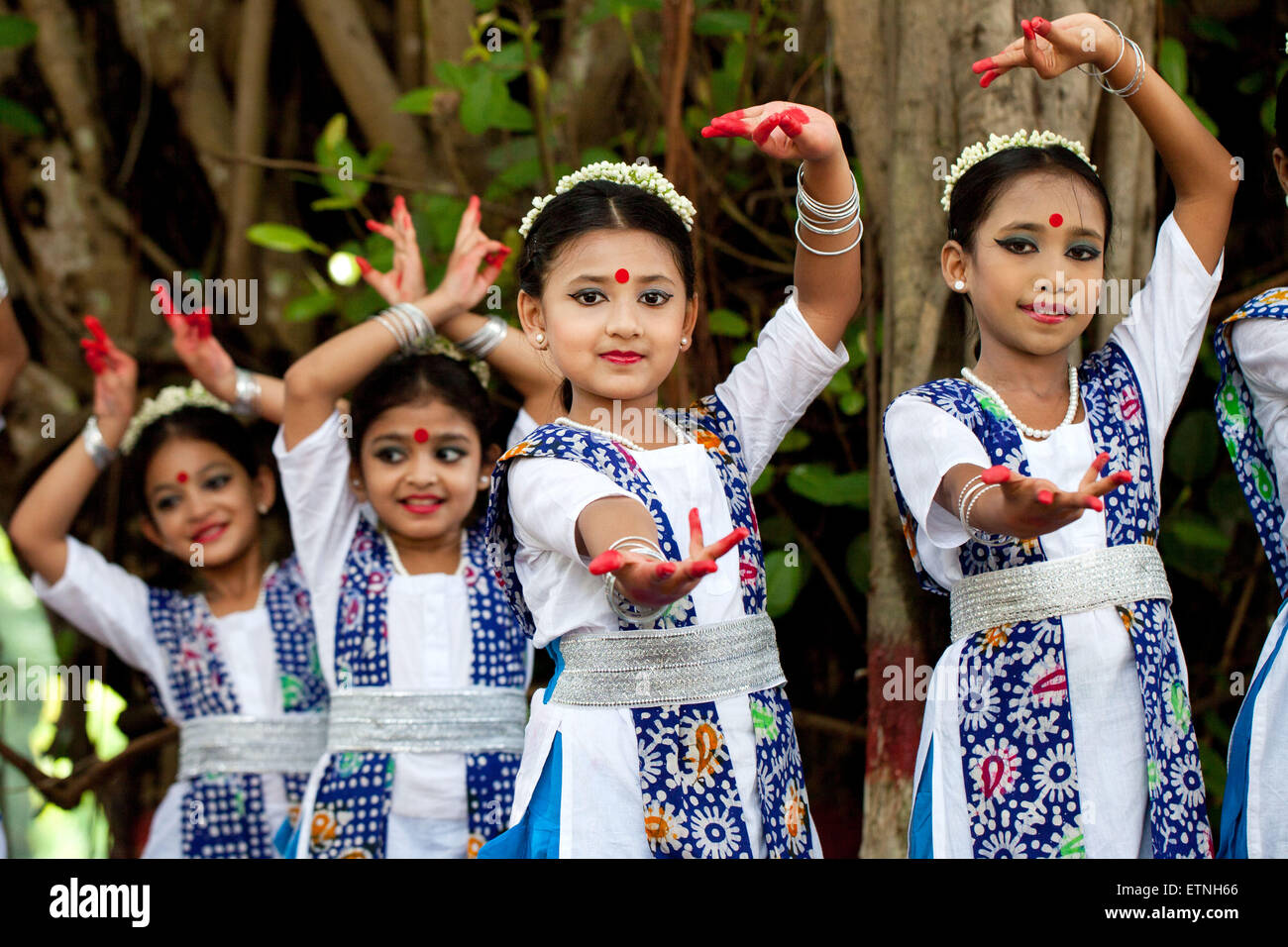 Dhaka, Bangladesh. 15th June, 2015. Bengali people celebrate Borsha utsab 1422 (Rainy season festival) at Bangla academy, arrange by Udichi Shilpi Gosthi in Dhaka. Borsha Festival is observed in the Bangla month of Ashar and Srabon that compromises the rainy season (Borsha). In this month, the nature talks in rain as if it's her only language. During this season, low lands are flooded and boat becomes the only way of transportation in those areas. Kadam flowers make a great effect in the romantic mind of the Bangle. Credit:  ZUMA Press, Inc./Alamy Live News Stock Photo