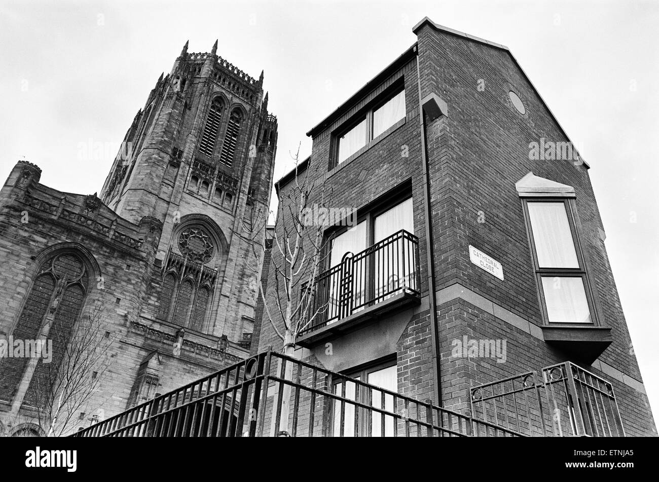 Picture showing how the Liverpool Anglican Cathedral precincts have changed from terraced houses to a new development nearing completion with houses for students and clergy.  5th February 1990. Stock Photo