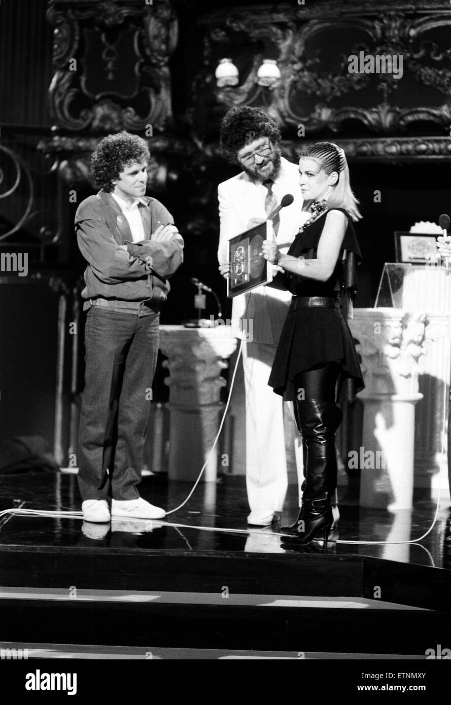Daily Mirror British Rock & Pop Awards at The Lyceum, London. Toyah Willcox receiving 'Best Female Singer of 1981' award. Pictured on stage with Leo Sayer and Dave Lee Travis. 23rd February 1982. Stock Photo