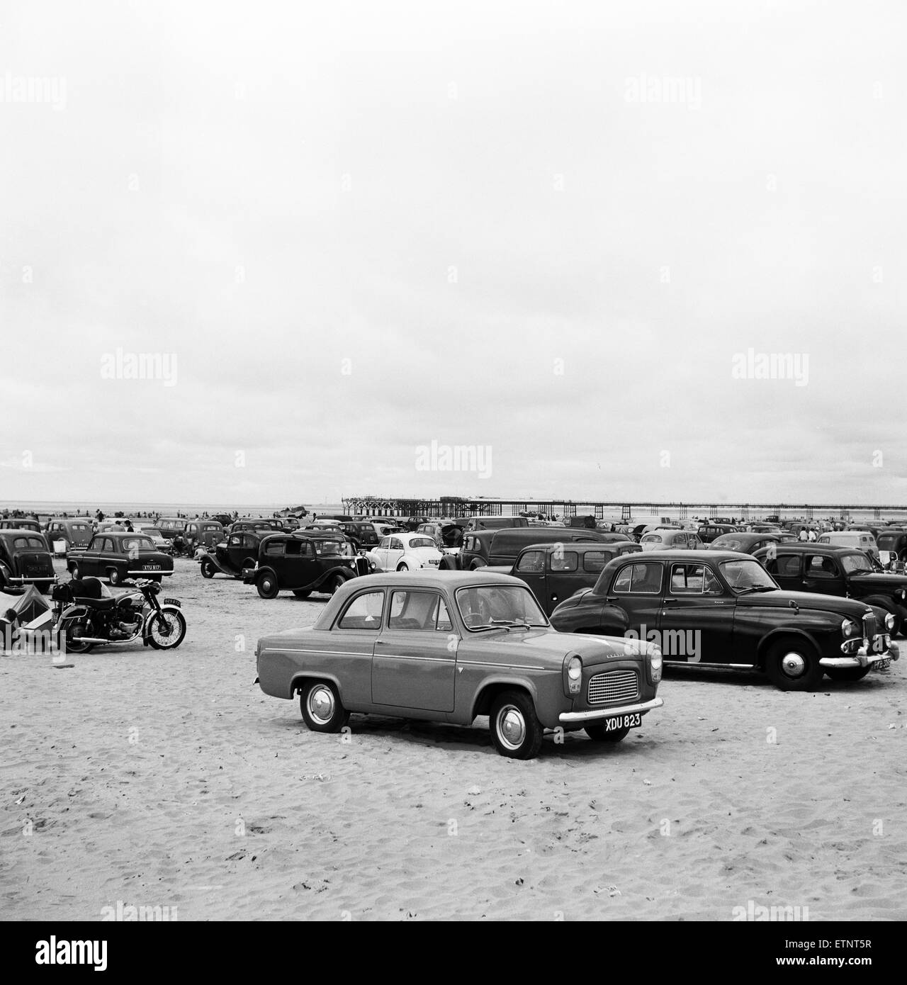 Holiday makers and their cars on Southport beach, Merseyside. 5th August 1959. Stock Photo