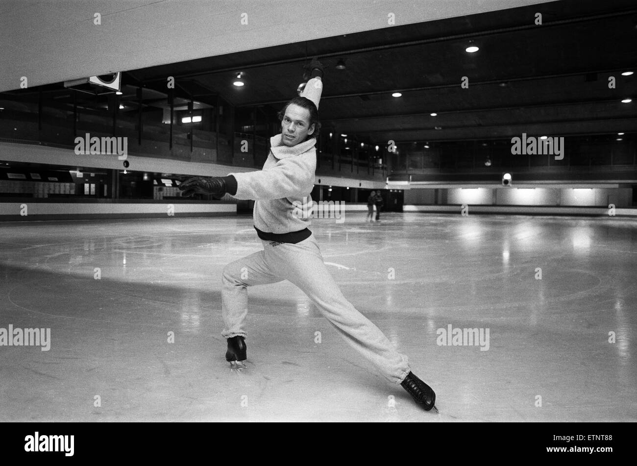 Skating superstar John Curry back in Birmingham - where he learnt his skills - at the Silver Blades Ice Rink. 14th November 1985. Stock Photo