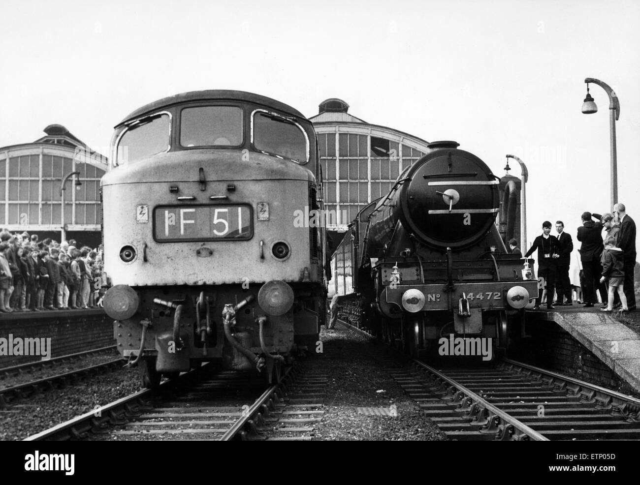 Crowds gathered to see The Flying Scotsman leave Stockton Station, on a last run over the Forth Bridge, 25th August 1968. The LNER Class A3 Pacific steam locomotive No. 4472 Flying Scotsman (originally No. 1472), pictured next to a diesel locomotive. Stock Photo