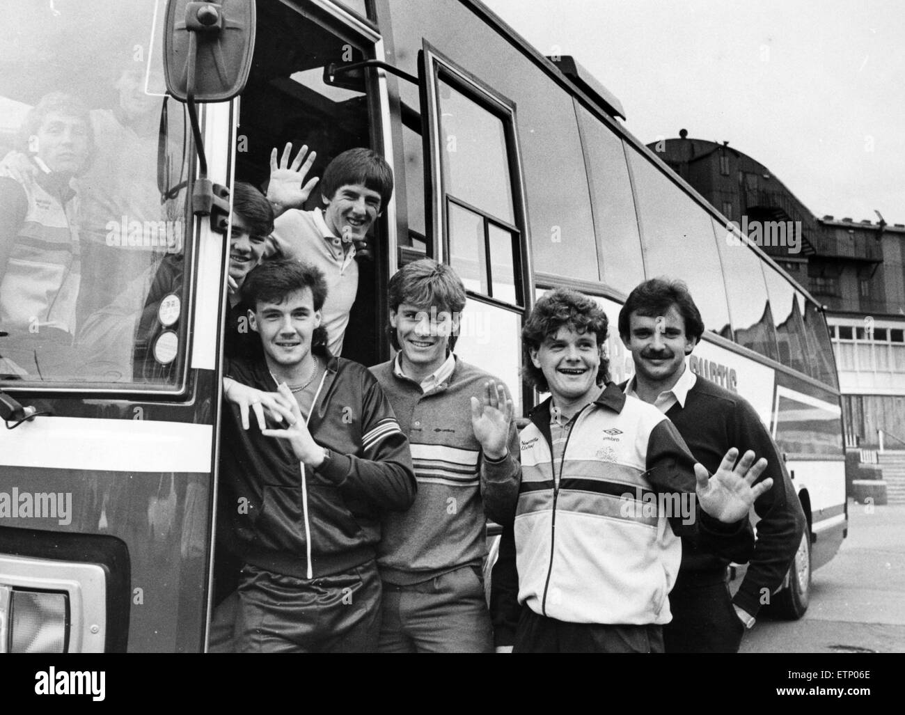 Newcastle United 1985, Post Season. Newcastle United players bid Tyneside farewell before jetting off on their tour of New Zealand and Fuji, left to right are Gary Kelly, Peter Beardsley, Wes Saunders, Neil McDonald, Paul Gascoigne and Martin Thomas. 13th May 1985. Stock Photo