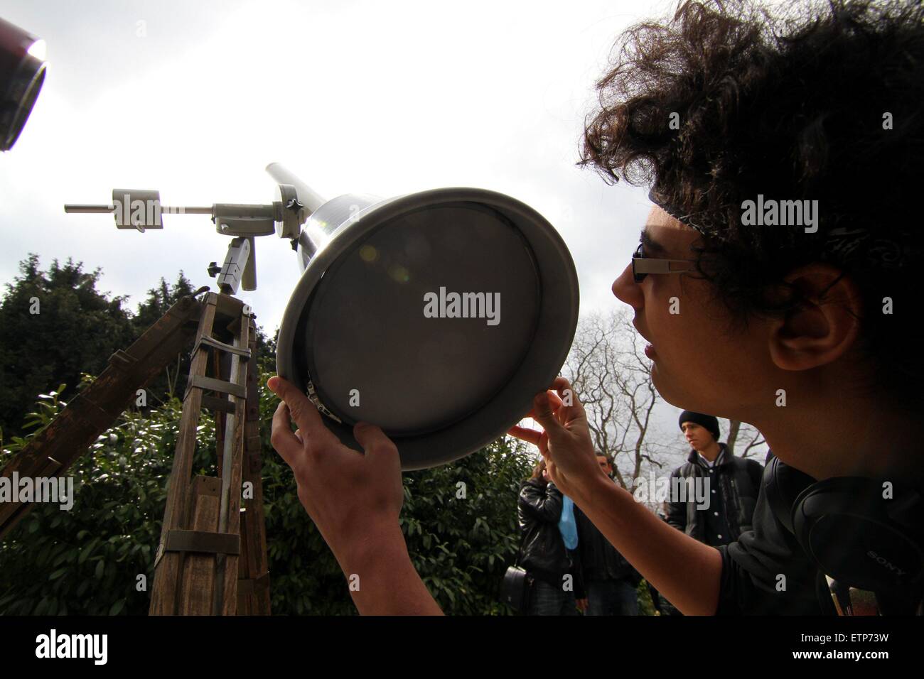 Observing Eclipse Solar eclipse viewer hi-res stock photography and images - Alamy