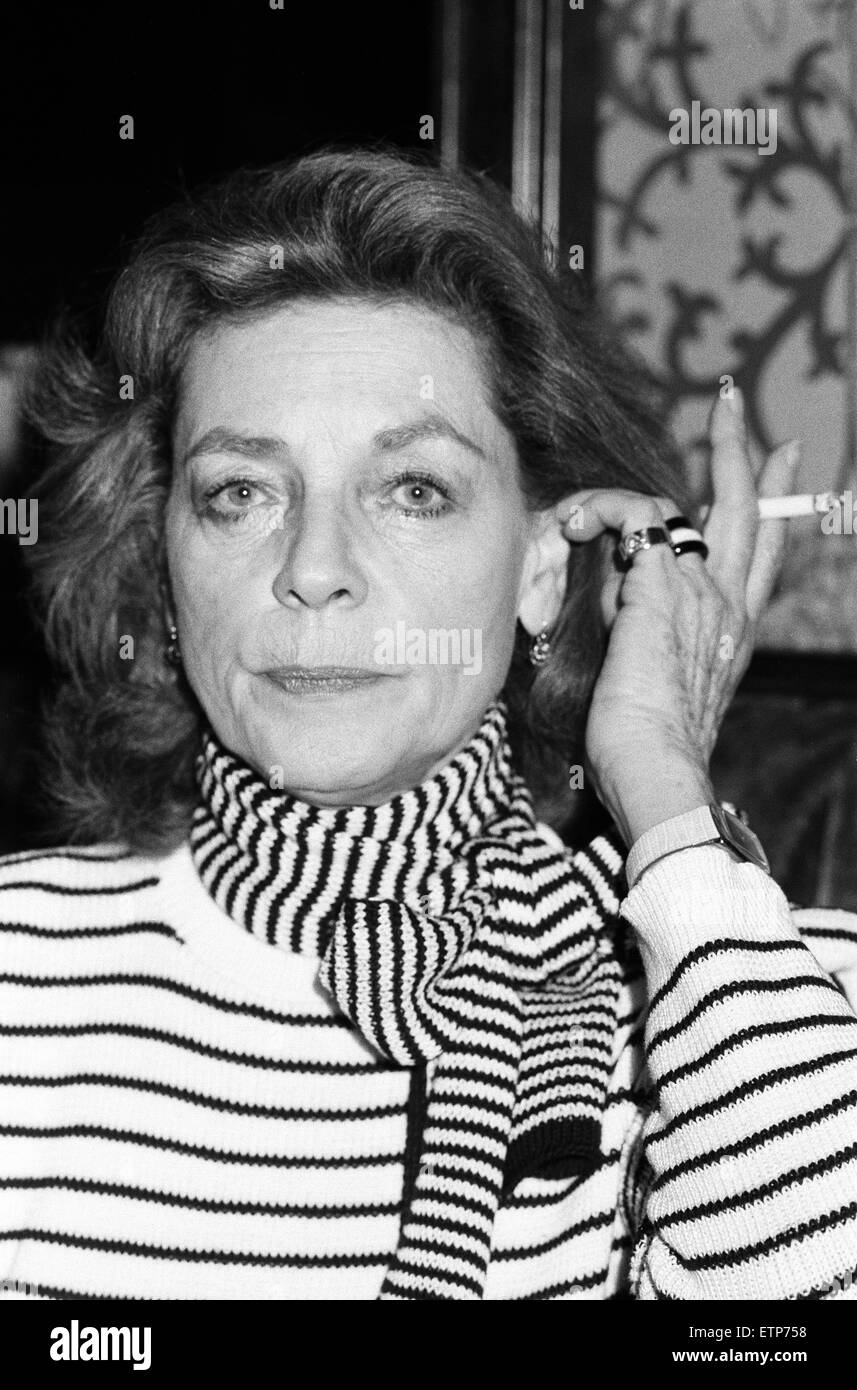 Lauren bacall smoking Black and White Stock Photos & Images