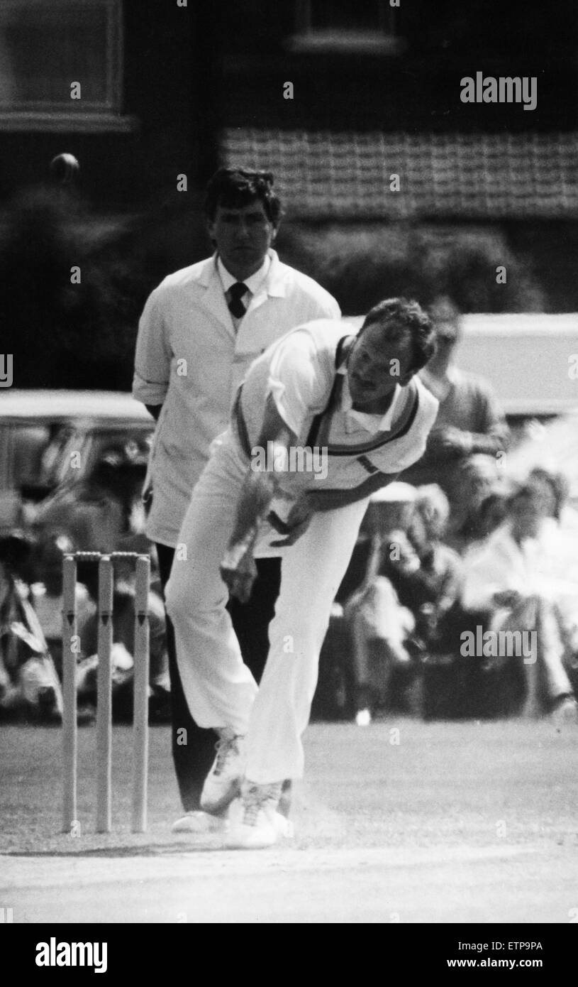 Arnie Sidebottom in action for Yorkshire against Northants during the County Cricket match at Acklam Park. 31st May 1987 Stock Photo