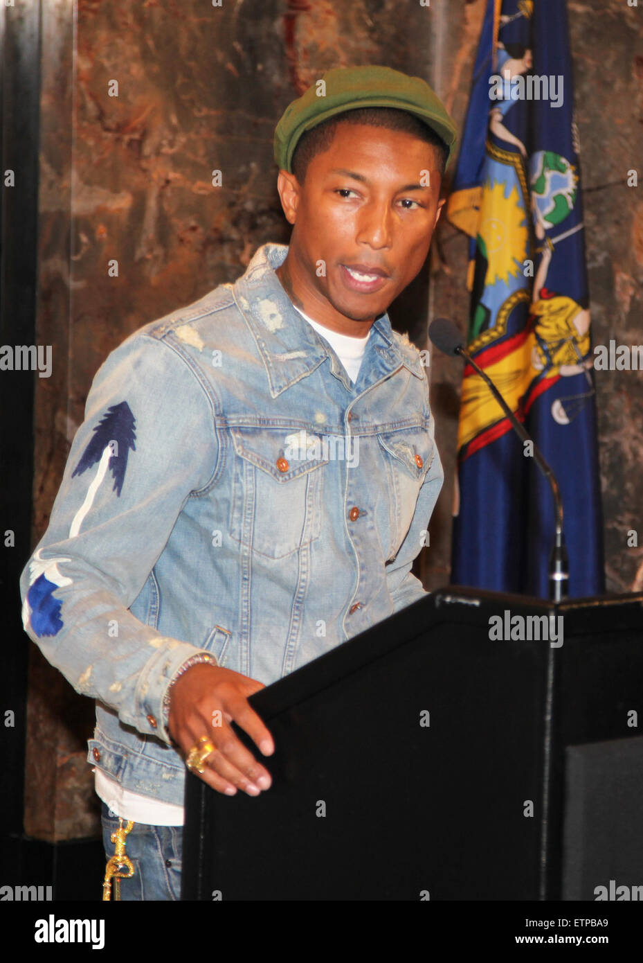 Pharrell williams grammys hi-res stock photography and images - Alamy