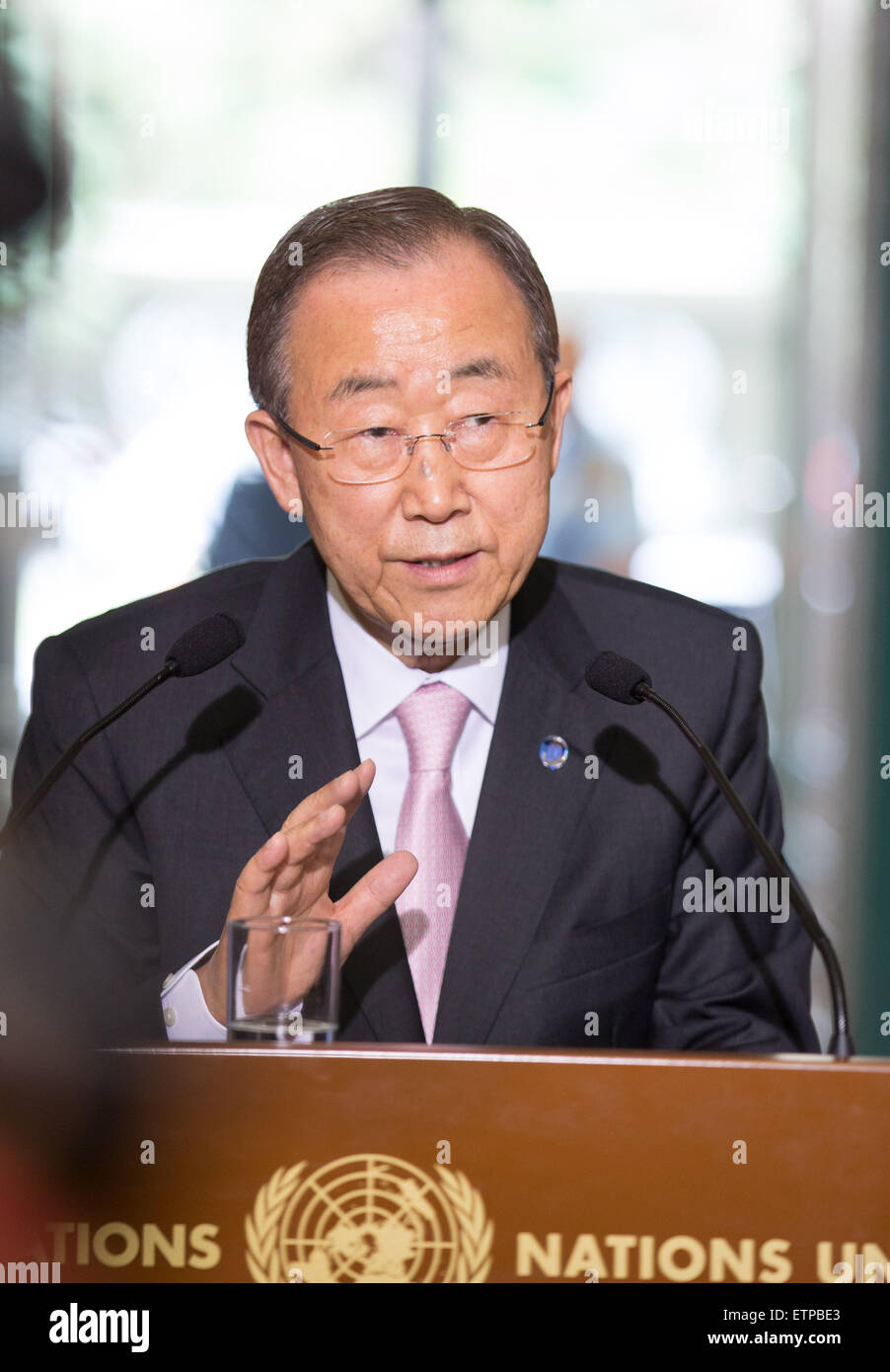 (150615) -- GENEVA, June 15, 2015 (Xinhua) -- UN Secretary-General Ban Ki-moon holds a press conference after meeting representatives of the Yemeni government in Geneva, Switzerland, on June 15, 2015. Ban Ki-moon warned on Monday after holding meetings with representatives of the Yemeni government and the Group of 16 plus that "in Yemen's case, the ticking clock is not a time-piece, it's a time-bomb." (Xinhua/Xu Jinquan) Stock Photo