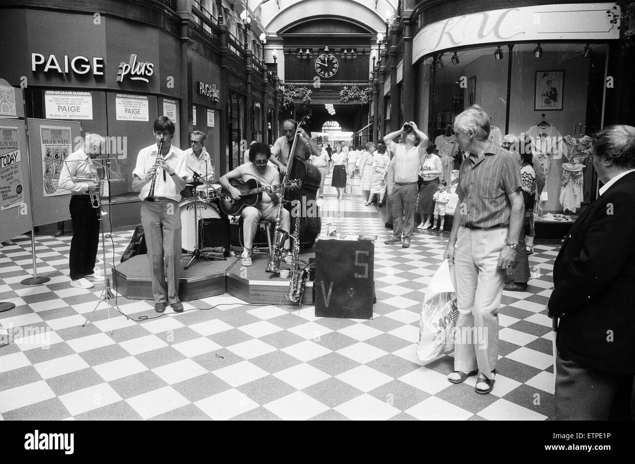 1987 Birmingham International Jazz and Blues Festival, Artists, 4th July 1987. Trevor Whiting with his Jazz Swingtet from London, play to shoppers in the Great Western Arcade in Birmingham City Centre. Stock Photo