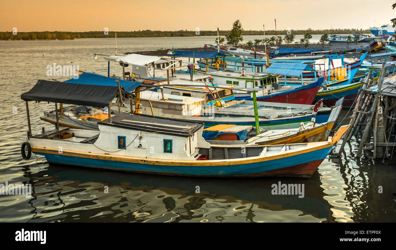 Boats parking beach hi-res stock photography and images - Alamy