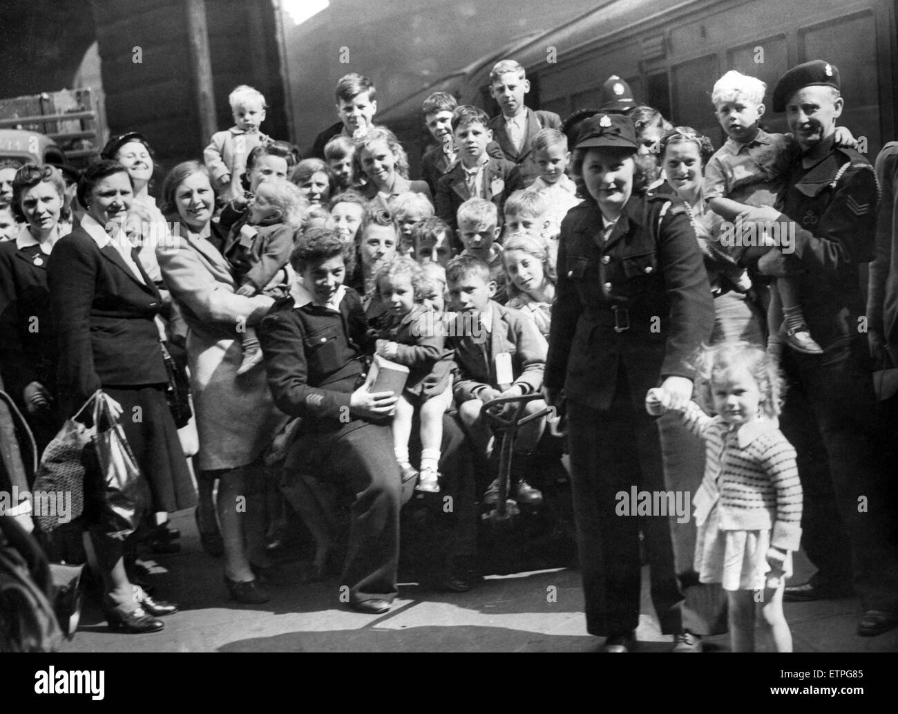 London evacuees heading to the Wirral. July 1944. Stock Photo