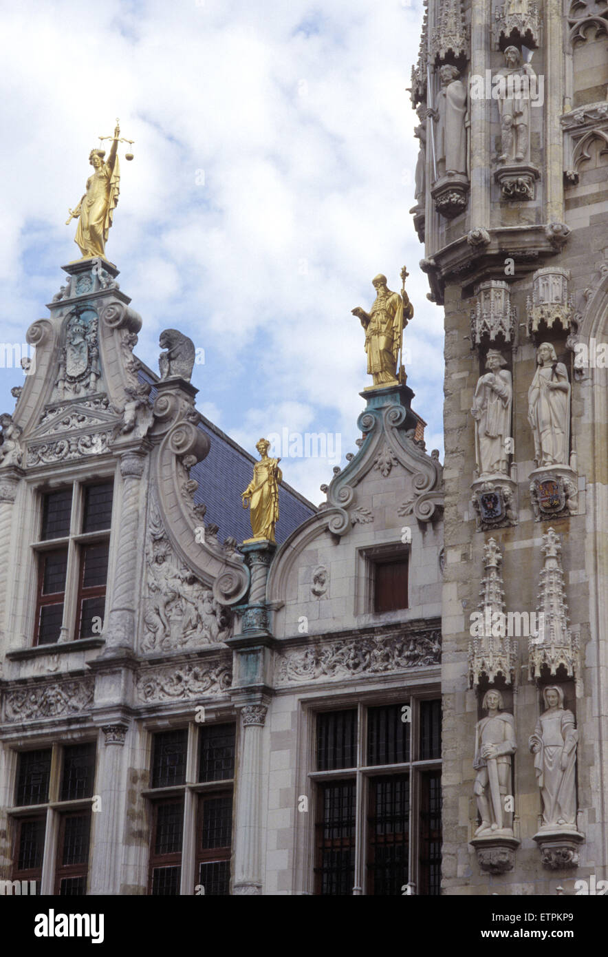 BEL, Belgium, Bruges, statues at the Old Recorder´s House at the Burg.  BEL, Belgien, Bruegge, Figuren auf der Zivilkanzlei am B Stock Photo