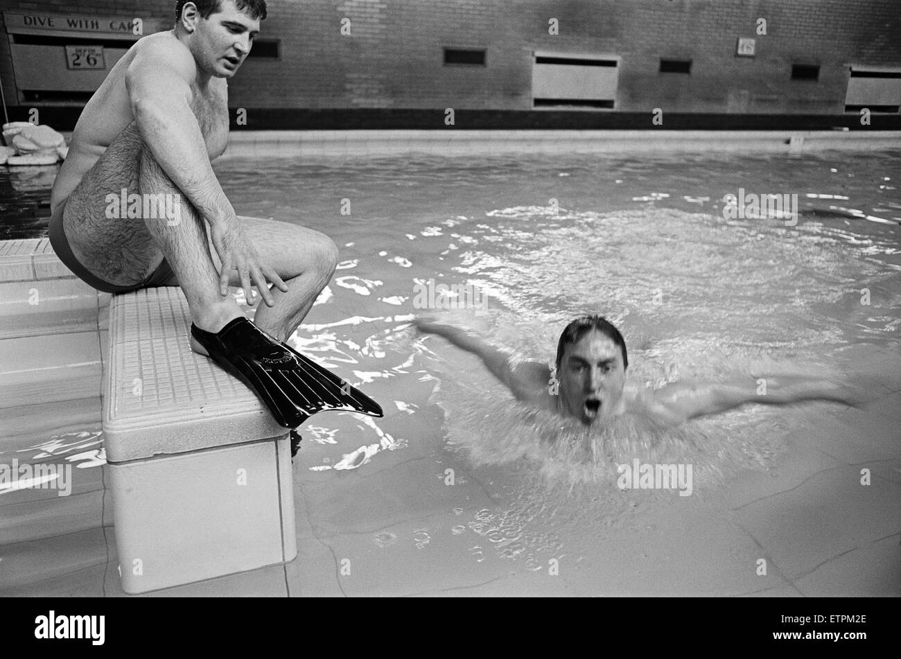 Swimmer Bobby Lord (in pool) with coach Graham Symonds. 8th November 1965. Stock Photo