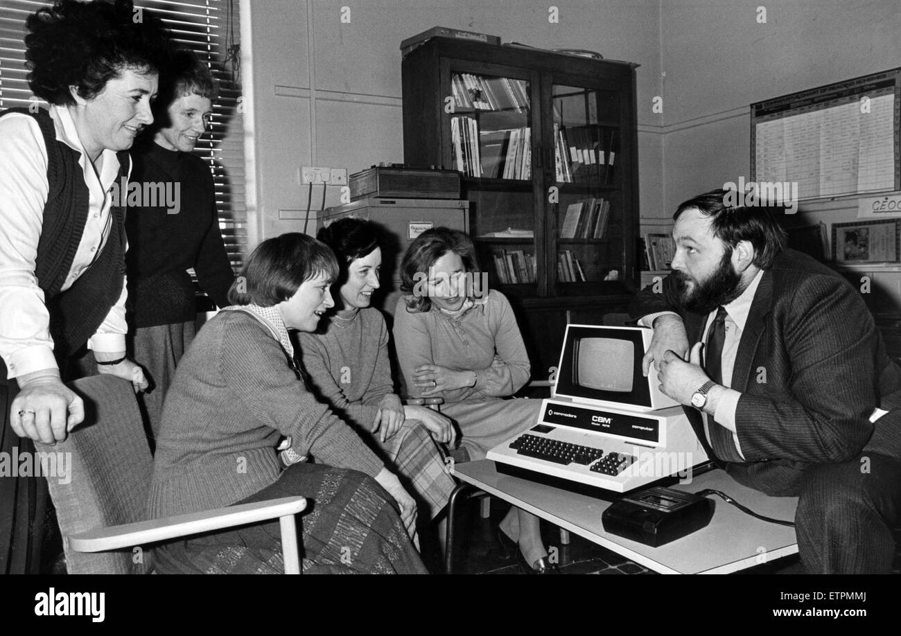 Joe Telford discusses programming with staff at Pentland Primary School, Billingham. December 1987. Stock Photo