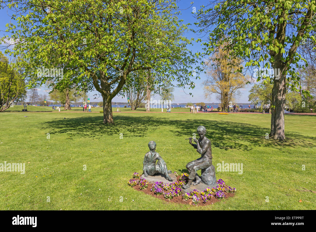 Der Flötenspieler und der Lauscher' (The flutist and the eavesdropper) sculpture from Helmut Bourger in the health resort park Stock Photo
