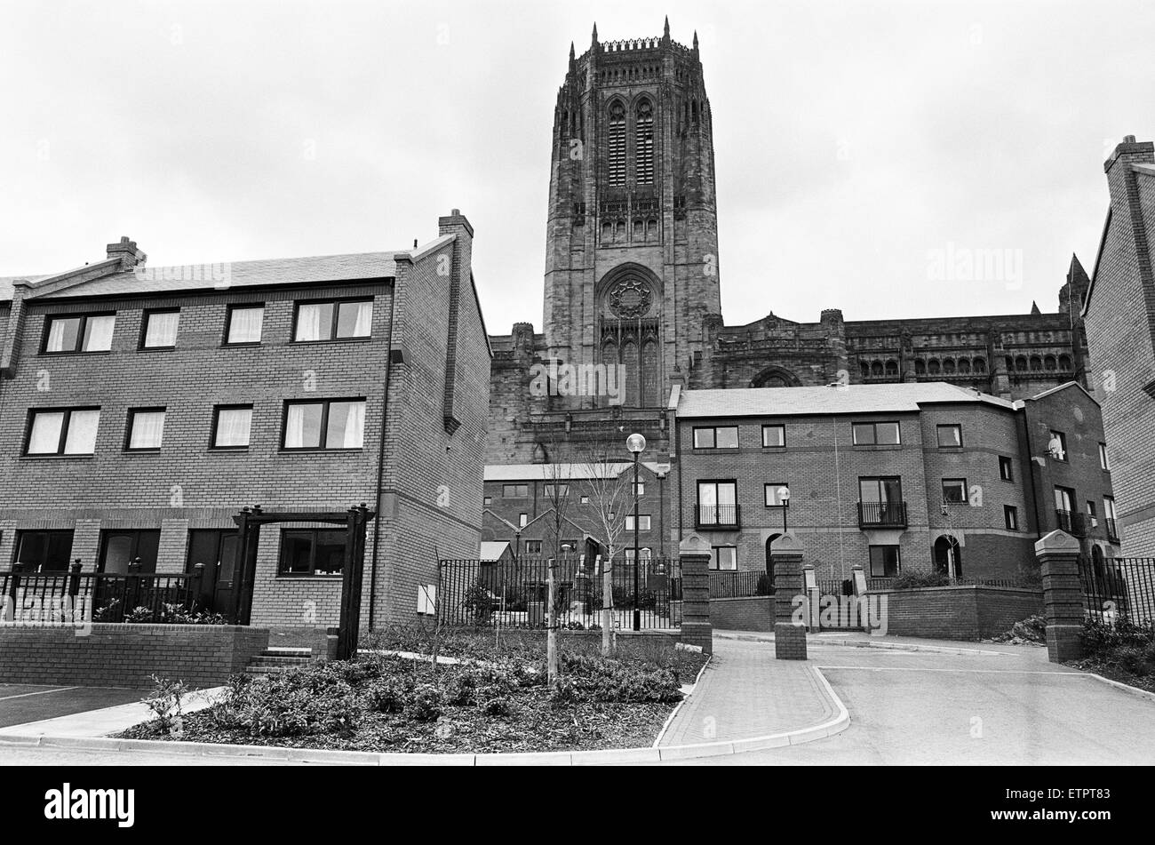 Picture showing how the Liverpool Anglican Cathedral precincts have changed from terraced houses to a new development nearing completion with houses for students and clergy.  5th February 1990. Stock Photo