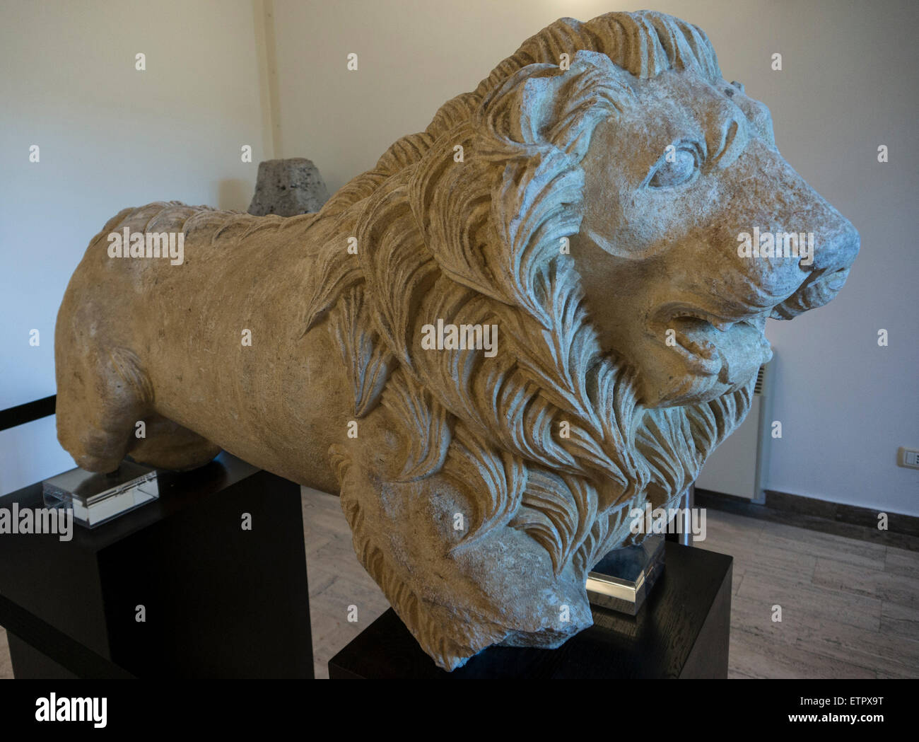 Lions in sculpture hi-res stock photography and images - Alamy