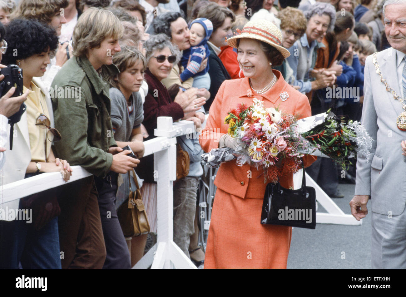 Royal Tour  of Australasia by Queen Elizabeth II and Prince Philip, Duke of Edinburgh. They flew out from London to New Zealand where they stayed  from the 12th to the  20th October 1981 before gong on to Australia for one day and ending in Sri Lanka from 21st to 25th October. Here Queen Elizabeth II greets enthusiastic crowd members who have gathered to see her. October 1981. Stock Photo