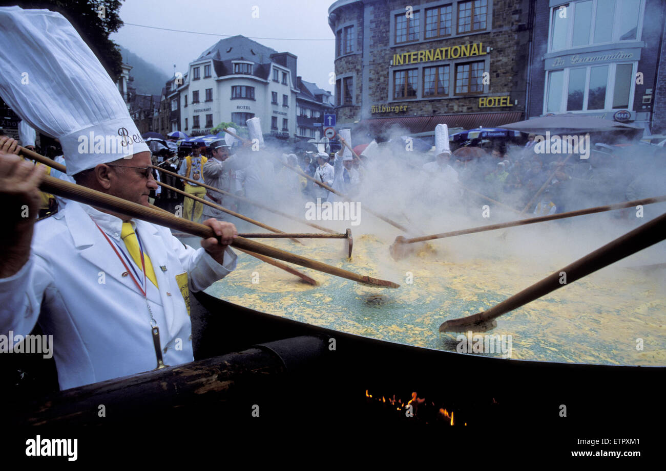 BEL, Belgium, Eastbelgium, Malmedy, cooking of an 10.000 egg omelette by the Confrererie Mondiale de l' Omelette Geante at Place Stock Photo