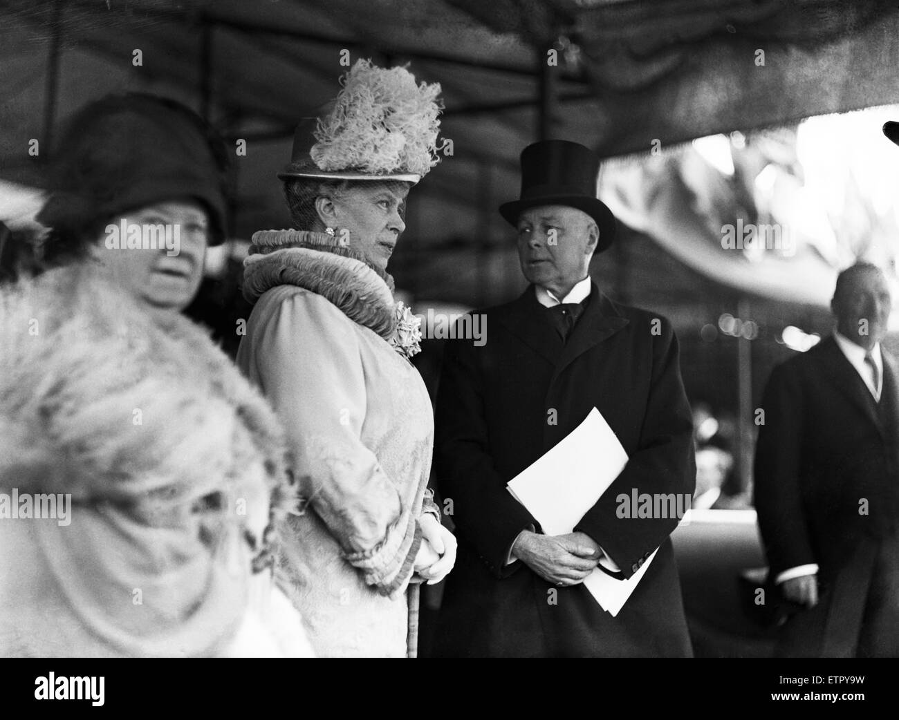 Queen Mary with British Home Secretary Sir William Joynson-Hicks as King George V opens the Great West Road. 30th May 1925. Stock Photo