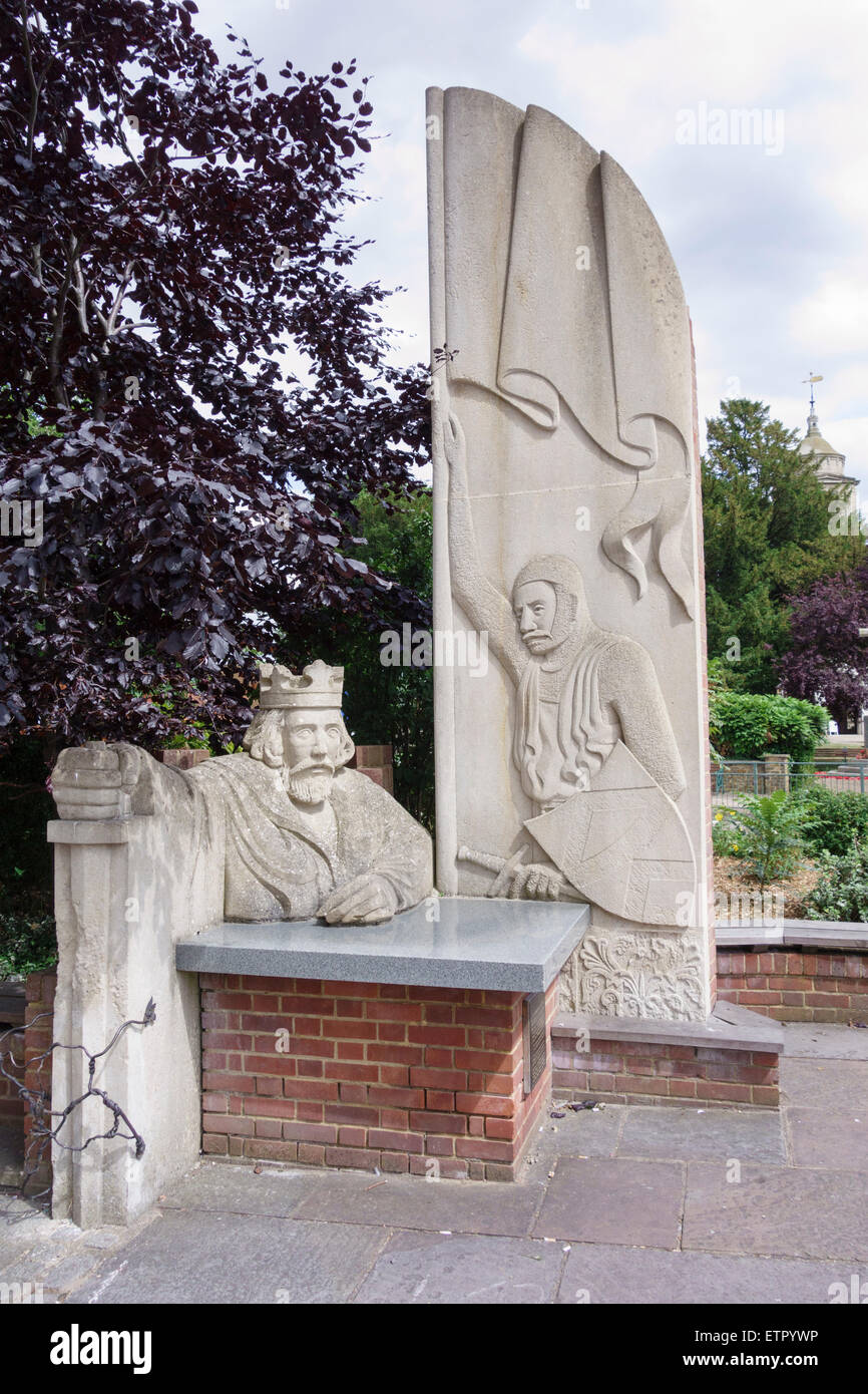 Egham, Surrey, UK. 15th June, 2015. Statue of King John and Baron Fitzwalter sealing the Magna Carta by David Parfitt. Stock Photo