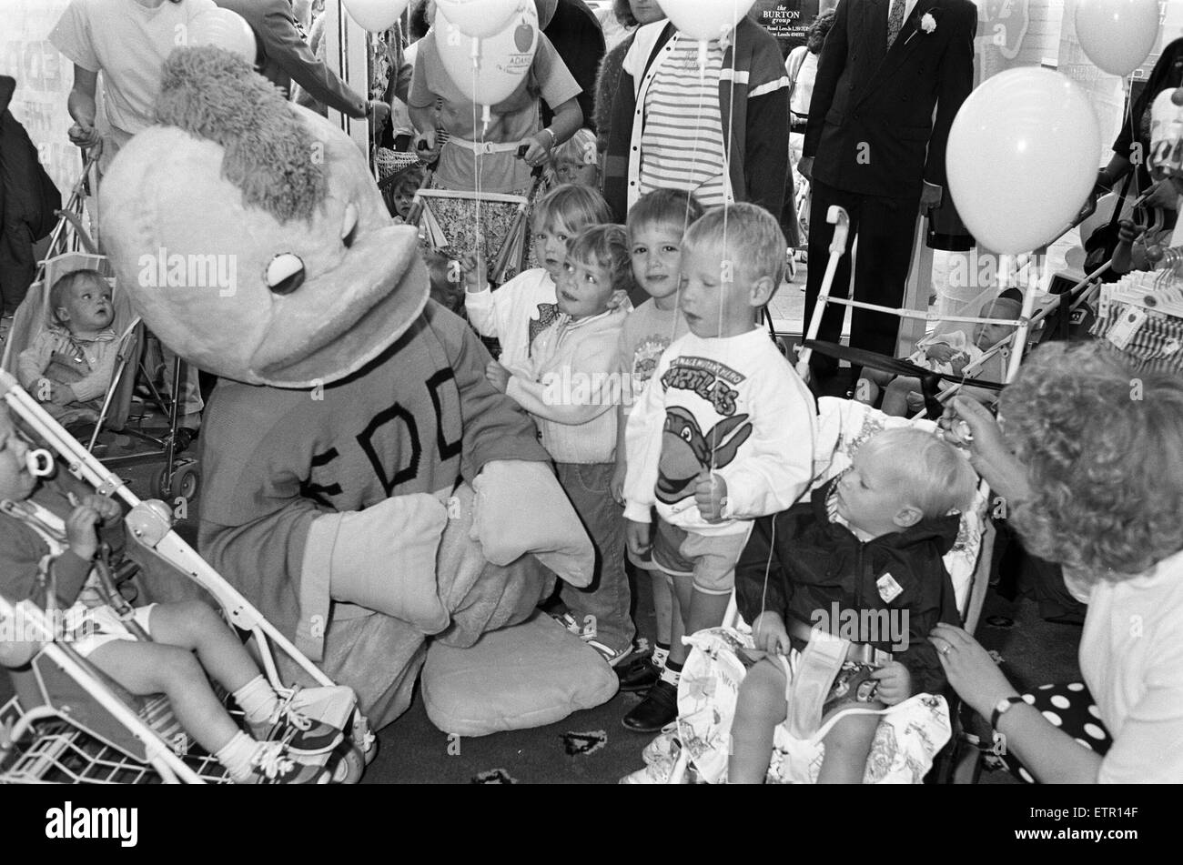 This larger than life version of BBC children's TV personality Edd the Duck visited huddersfield to open a new shop. ÊThe giant Edd-pictured with young customers-helped branch Manager Angela Borley, of Adams children's wear store, new street, open doors for business. 6th September 1991. Stock Photo