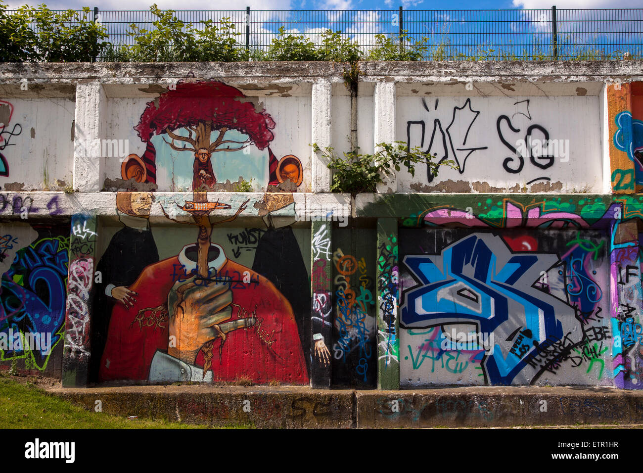 Europa, Deutschland, Nordrhein-Westfalen, Ruhrgebiet, Gelsenkirchen, Hall of Fame, Graffitis an einer 400 m langen Mauer des ehe Stock Photo