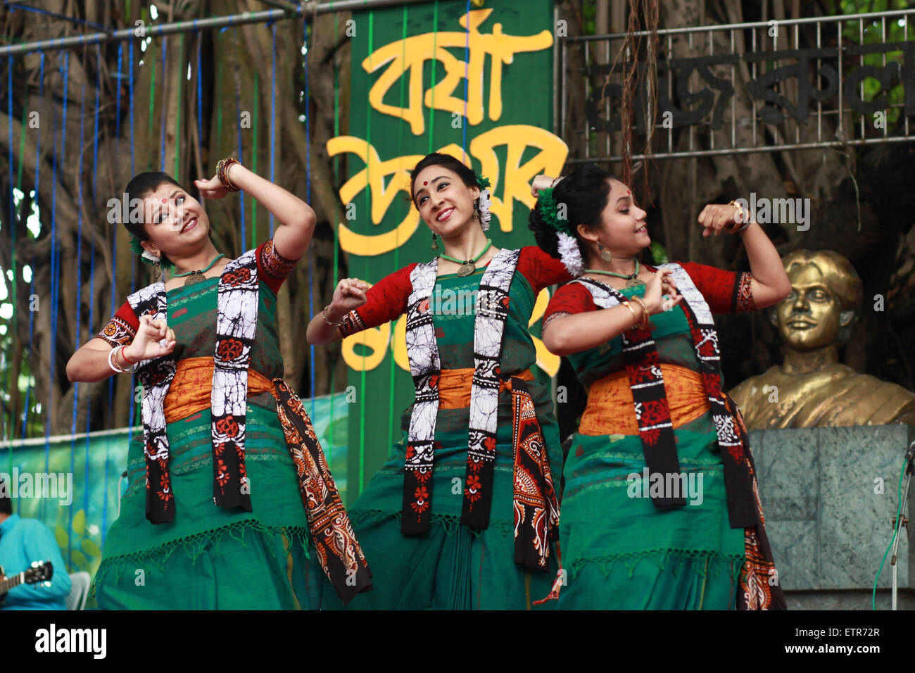 Dhaka, Bangladesh. 15th June, 2015. Singer performing song during the