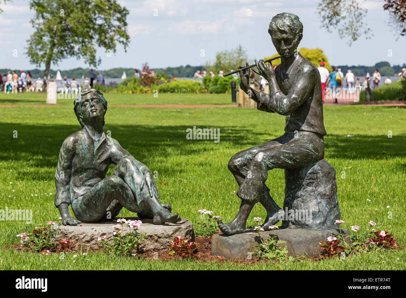 Der Flötenspieler und der Lauscher' (The flutist and the eavesdropper) sculpture from Helmut Bourger in the health resort park Stock Photo
