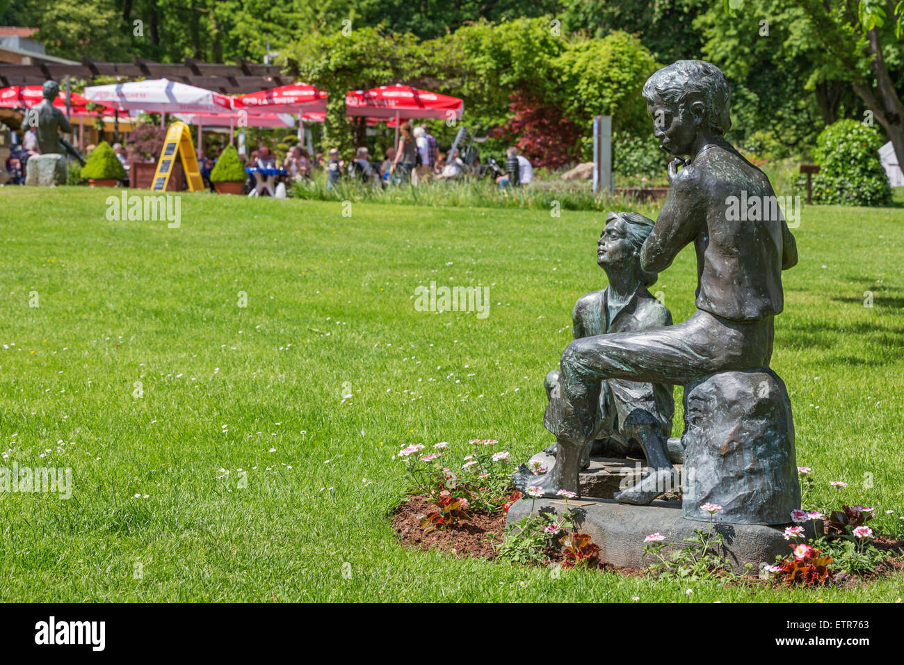 Der Flötenspieler und der Lauscher' (The flutist and the eavesdropper) sculpture from Helmut Bourger in the health resort park Stock Photo