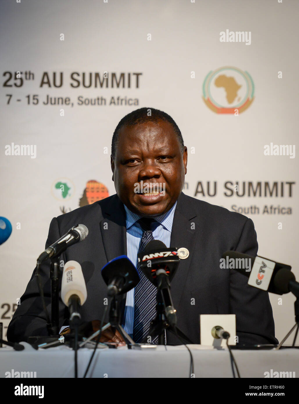 (150615) -- JOHANNESBURG, June 15, 2015 (Xinhua) -- The Presiding officer of the Economic, Social and Cultural Council of the African Union, Joseph Chilengi, addresses a media briefing at Sandton Convention Centre in Johannesburg, South Africa, on June 15, 2015. Joseph Chilengi on Monday condemned International Criminal Court (ICC) for ordering the arrest of Sudanese President Omar Al-Bashir during his visit to South Africa to attend the AU Heads of State summit. (Xinhua/Zhai Jianlan) Stock Photo